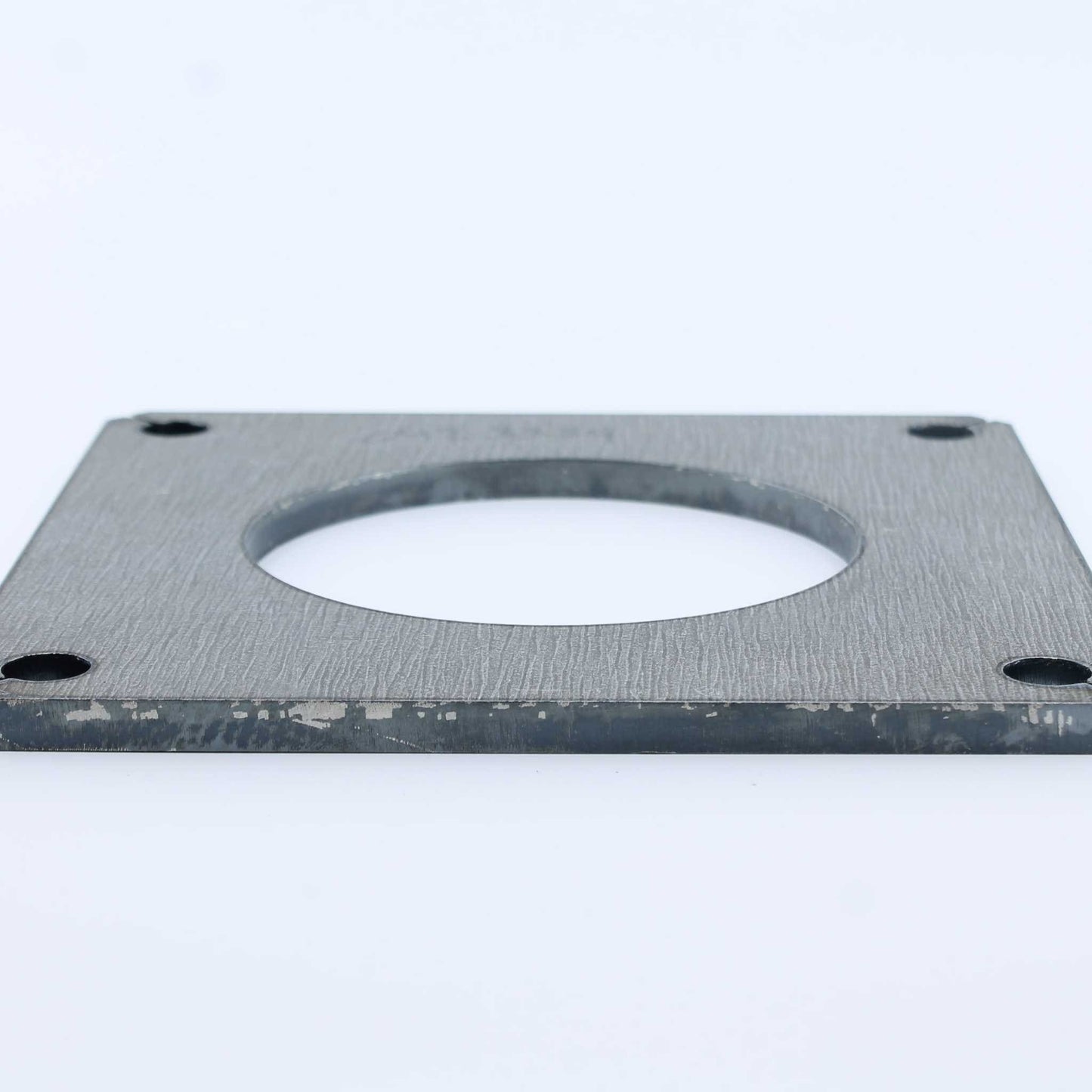 Brida cuadrada de hierro de la marca Riv para tajaderas o compuertas de 100 mm (4 pulgadas).
