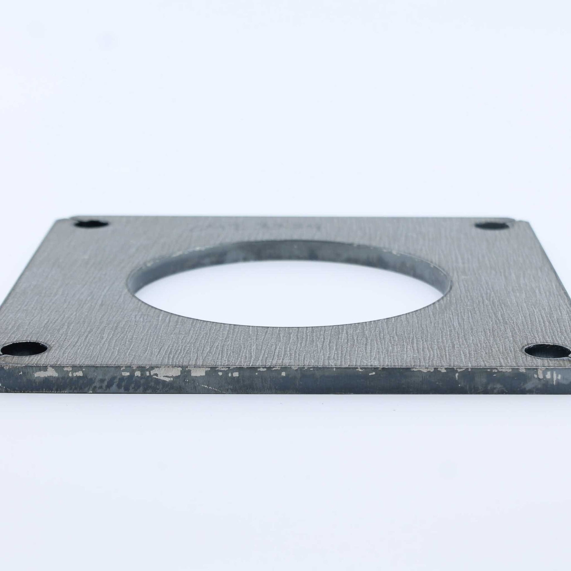 Brida cuadrada de hierro de la marca Riv para tajaderas o compuertas de 100 mm (4 pulgadas).