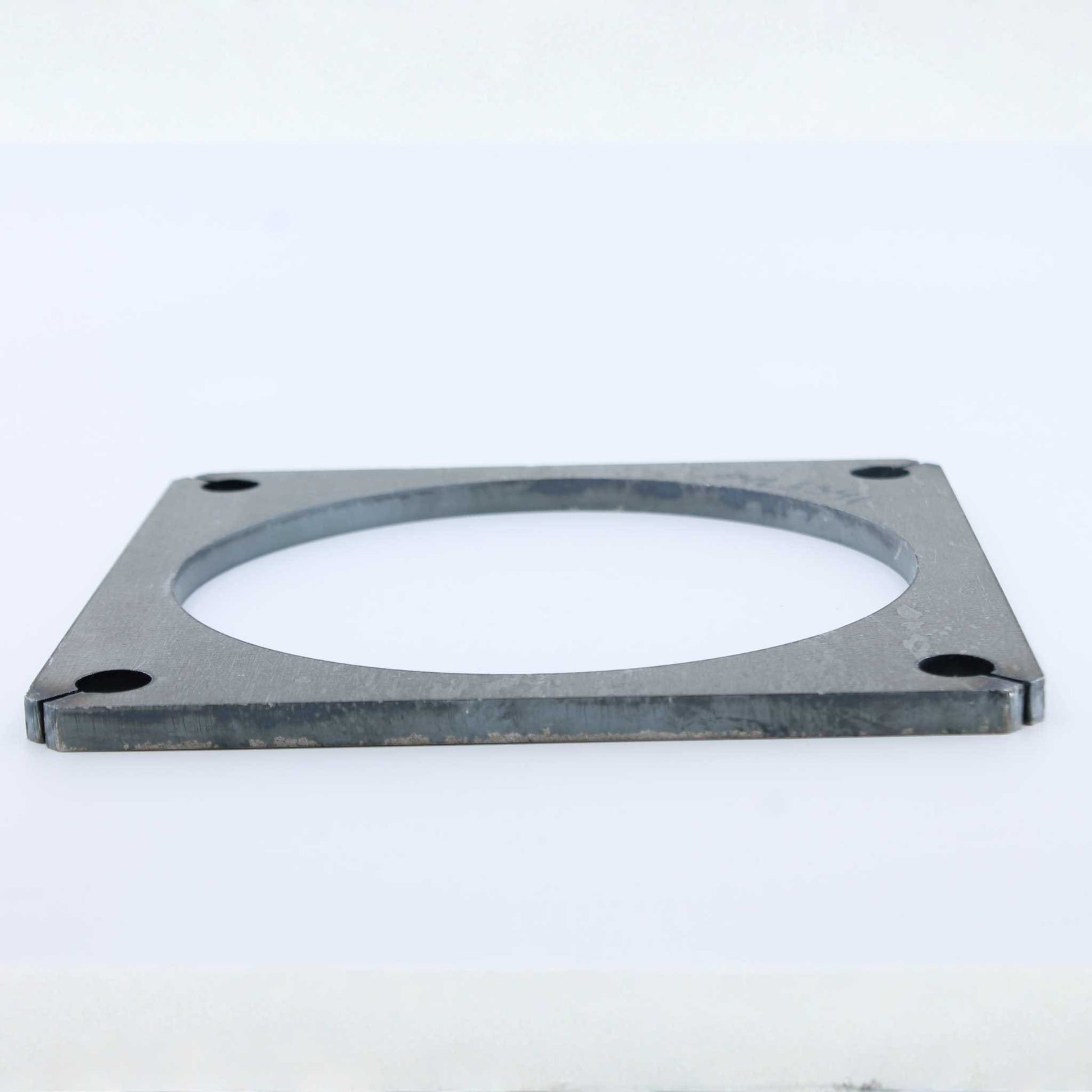 Brida cuadrada de hierro de la marca Riv para tajaderas o compuertas de 150 mm (6 pulgadas).