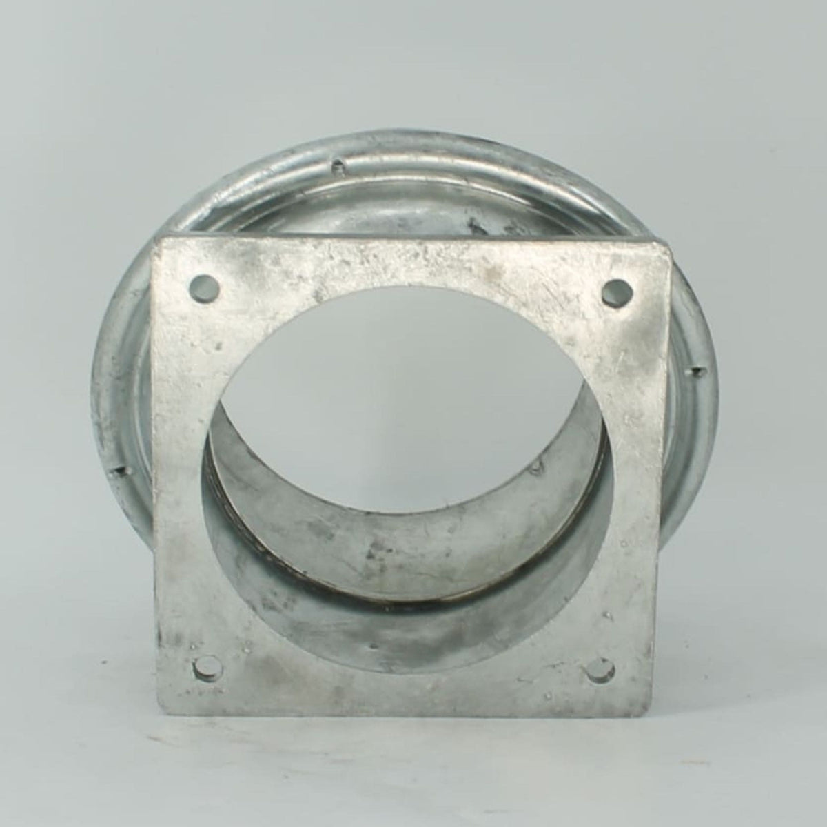 Brida cuadrada macho esférica galvanizada de 8 pulgadas (200 mm) tipo Berselli para cisterna de purín.
