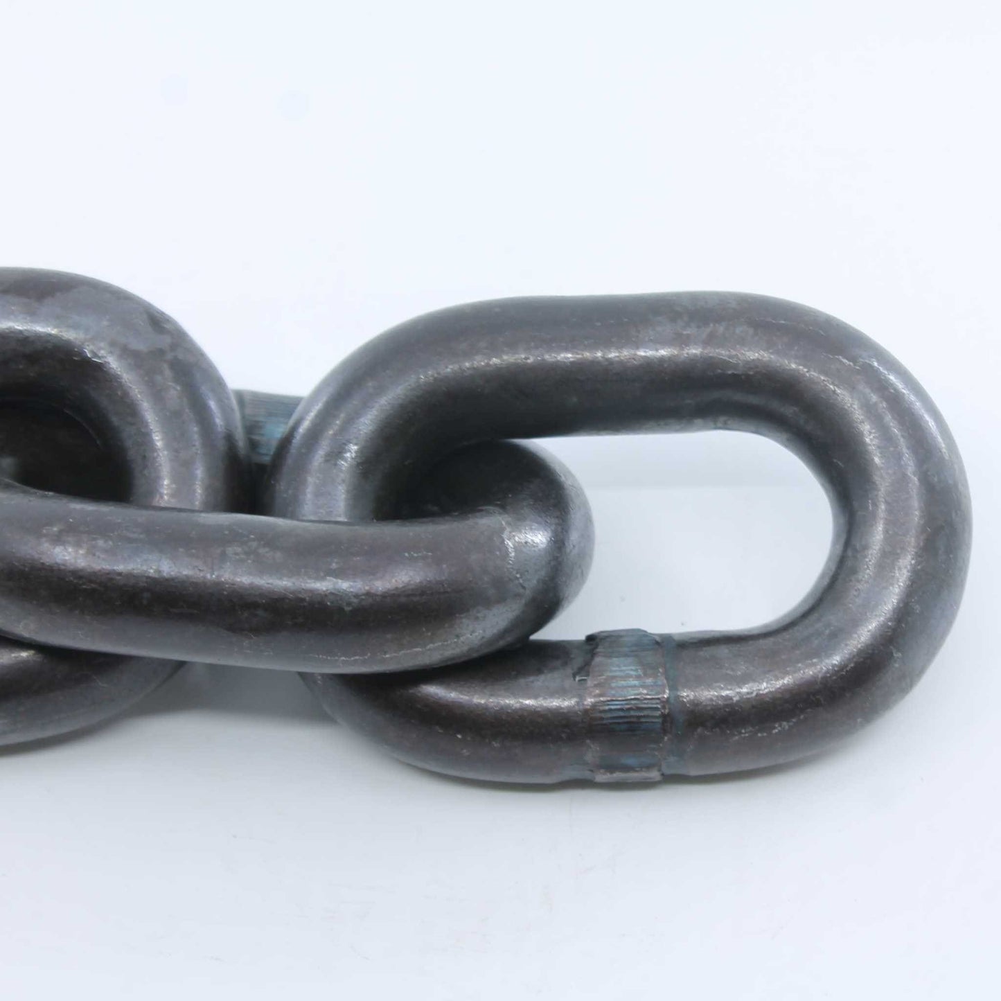 Cadena de acero de alta resistencia, Grado 80 (G80), con un diámetro de 20 mm, diseñada para desbrozadoras y maquinaria agrícola pesada.