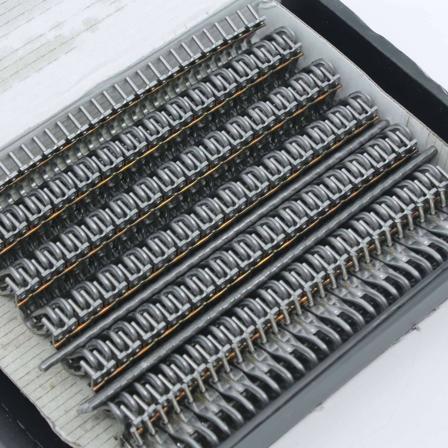 Caja de grapas Mato U24BS de 154 mm y referencia 411142398 para la unión de correas de rotoempacadora de 178 mm. Incluye 6 varillas.