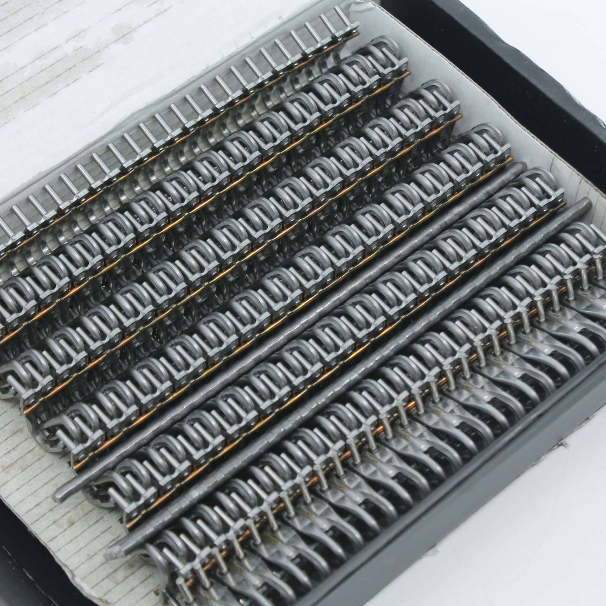 Caja de grapas Mato U24BS de 154 mm y referencia 411142398 para la unión de correas de rotoempacadora de 178 mm. Incluye 6 varillas.