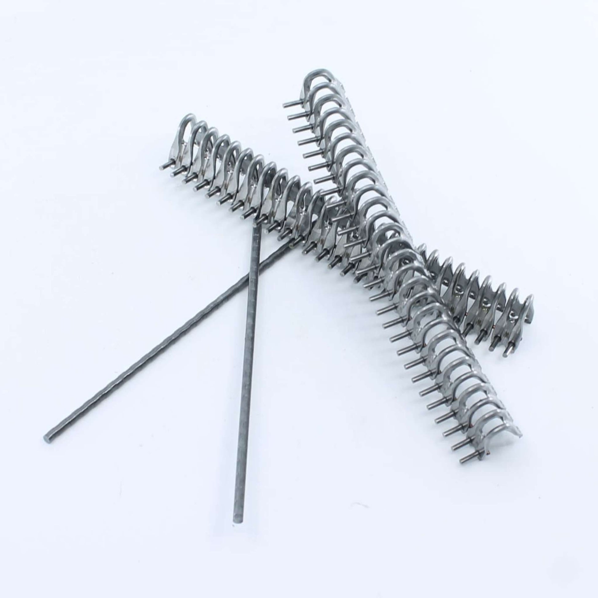 Caja de grapas Mato U24BS de 154 mm y referencia 411142398 para la unión de correas de rotoempacadora de 178 mm. Incluye 6 varillas.