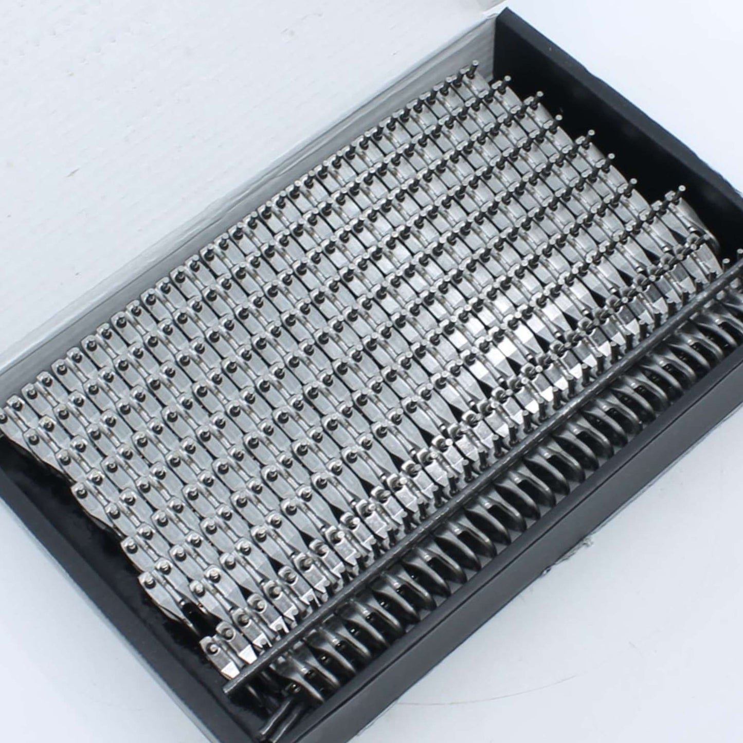 Caja de grapas Mato U24BS de 187 mm y referencia 411296055 para la unión de correas de rotoempacadora de 215mm. Incluye 5 varillas.