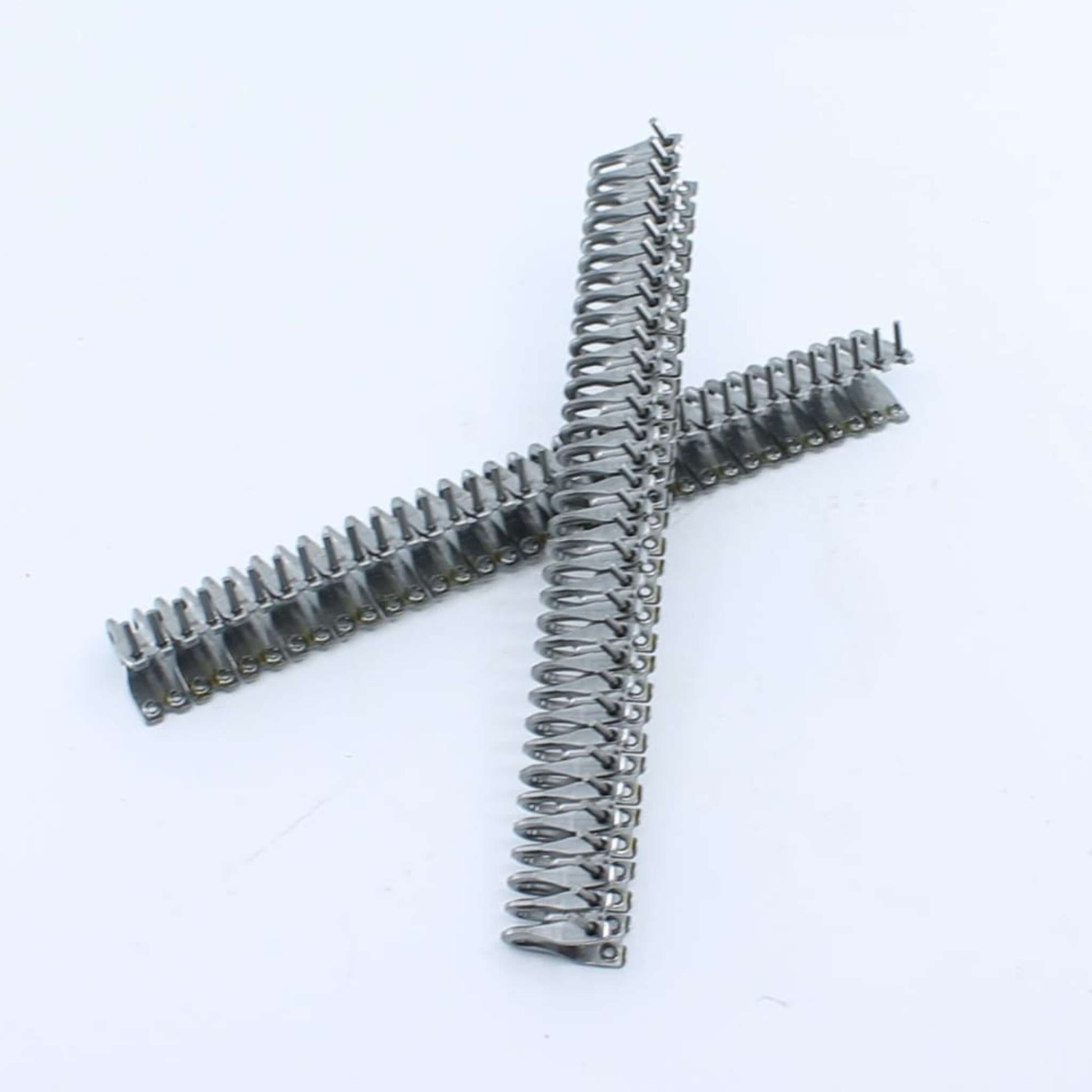 Caja de grapas Mato U24BS de 187 mm y referencia 411296055 para la unión de correas de rotoempacadora de 215mm. Incluye 5 varillas.
