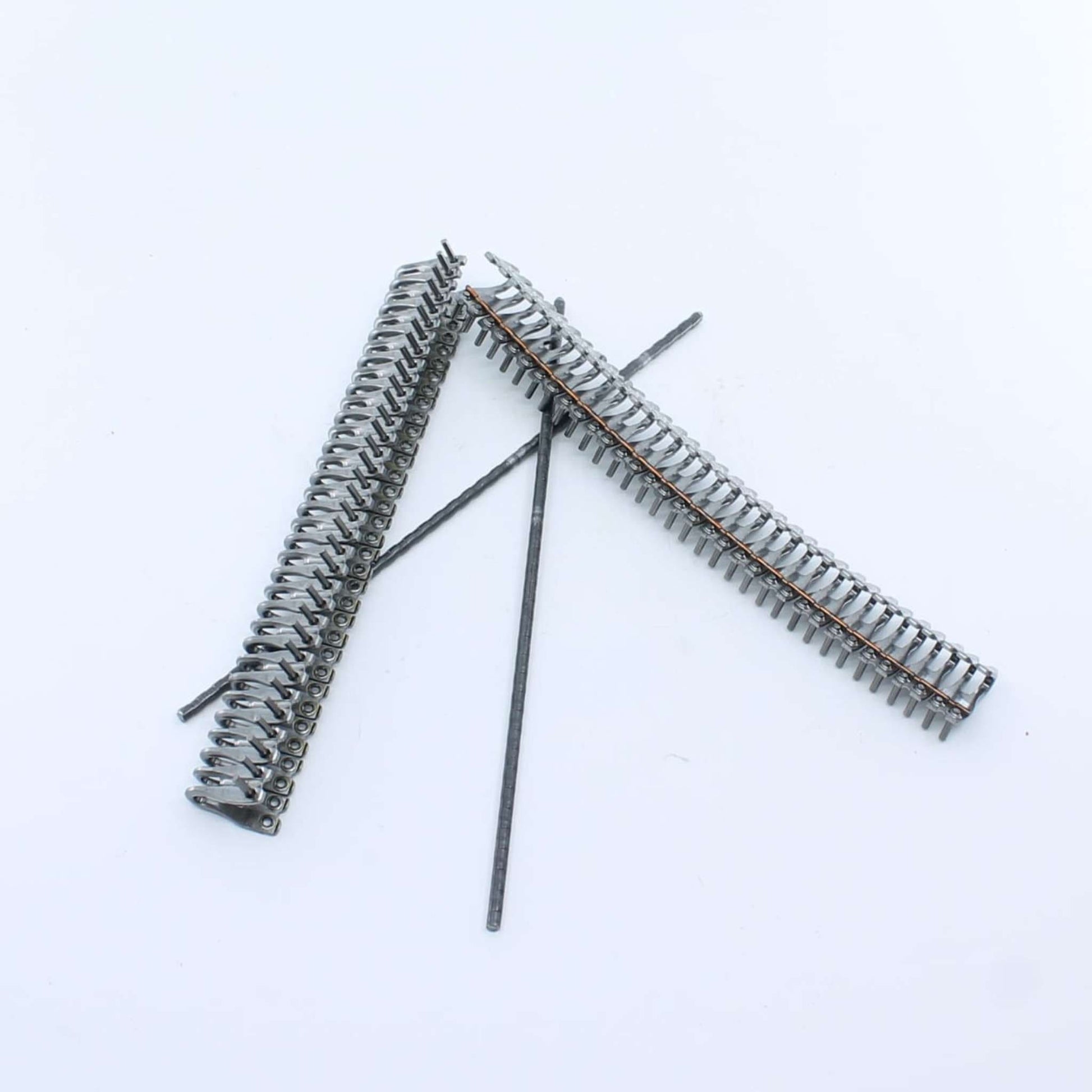 Caja de grapas Mato U24BS de 187 mm y referencia 411296055 para la unión de correas de rotoempacadora de 215mm. Incluye 5 varillas.