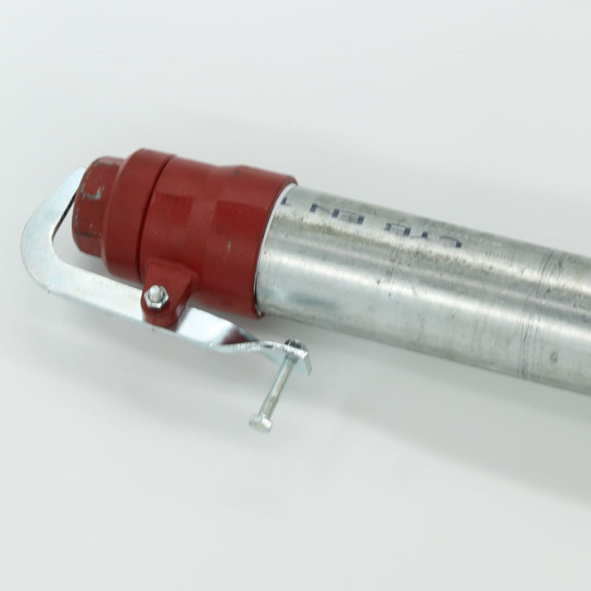 Cañón de riego hidráulico Battioni Pagani de 3 pulgadas con tubo galvanizado para cisterna de purín, utilizado para la distribución de purín o agua a larga distancia.
