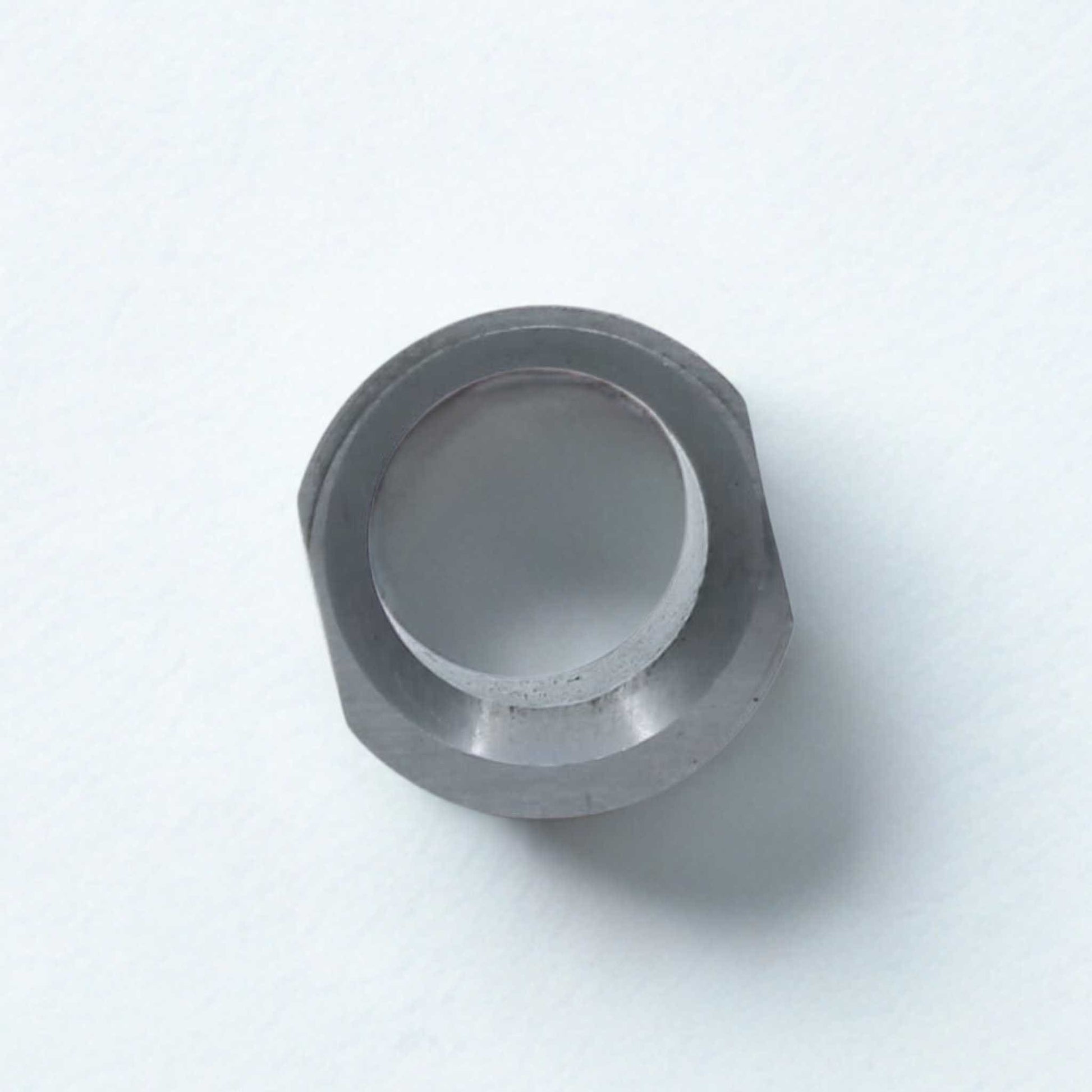 Casquillo cónico pequeño para púas cargas pacas reforzadas de 35 mm. Casquillo de acero de alta resistencia.