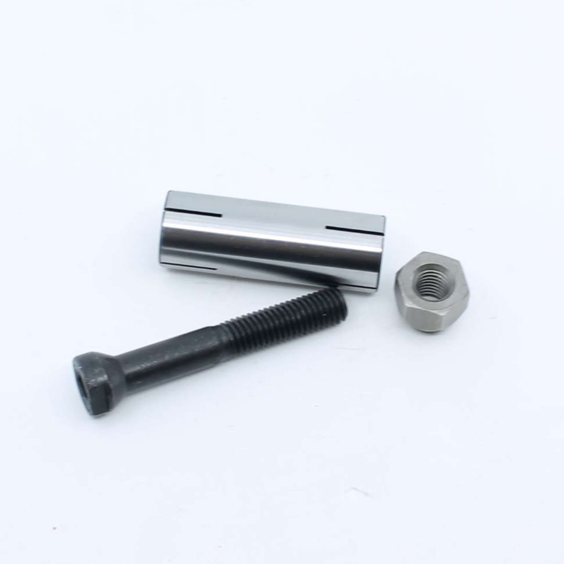 Kit de casquillo de expansión ranurado con tornillo de cabeza cónica y tuerca original Gaspardo para fijación de barra de corte en posiciones 43, 44 y 45. Referencia 21120156.
