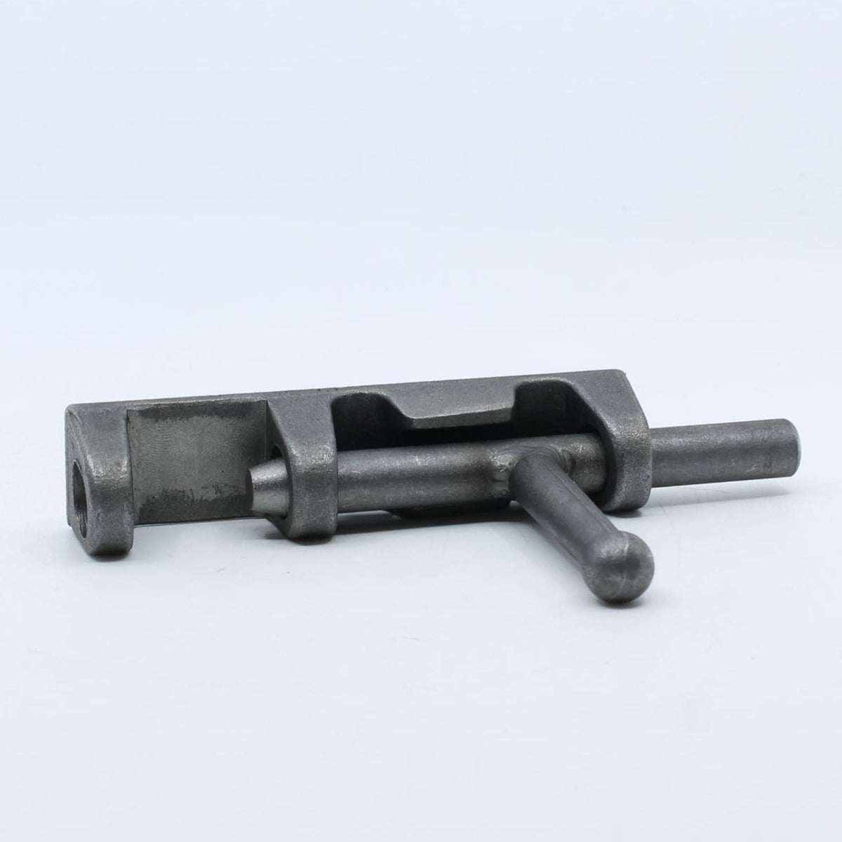 Cerrojo forjado para soldar con pasador de 16 mm y base de 151 x 35 mm para remolque.
