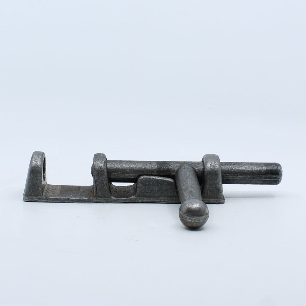 Cerrojo forjado para soldar con pasador de 19 mm y base de 172 x 41 mm para remolque.
