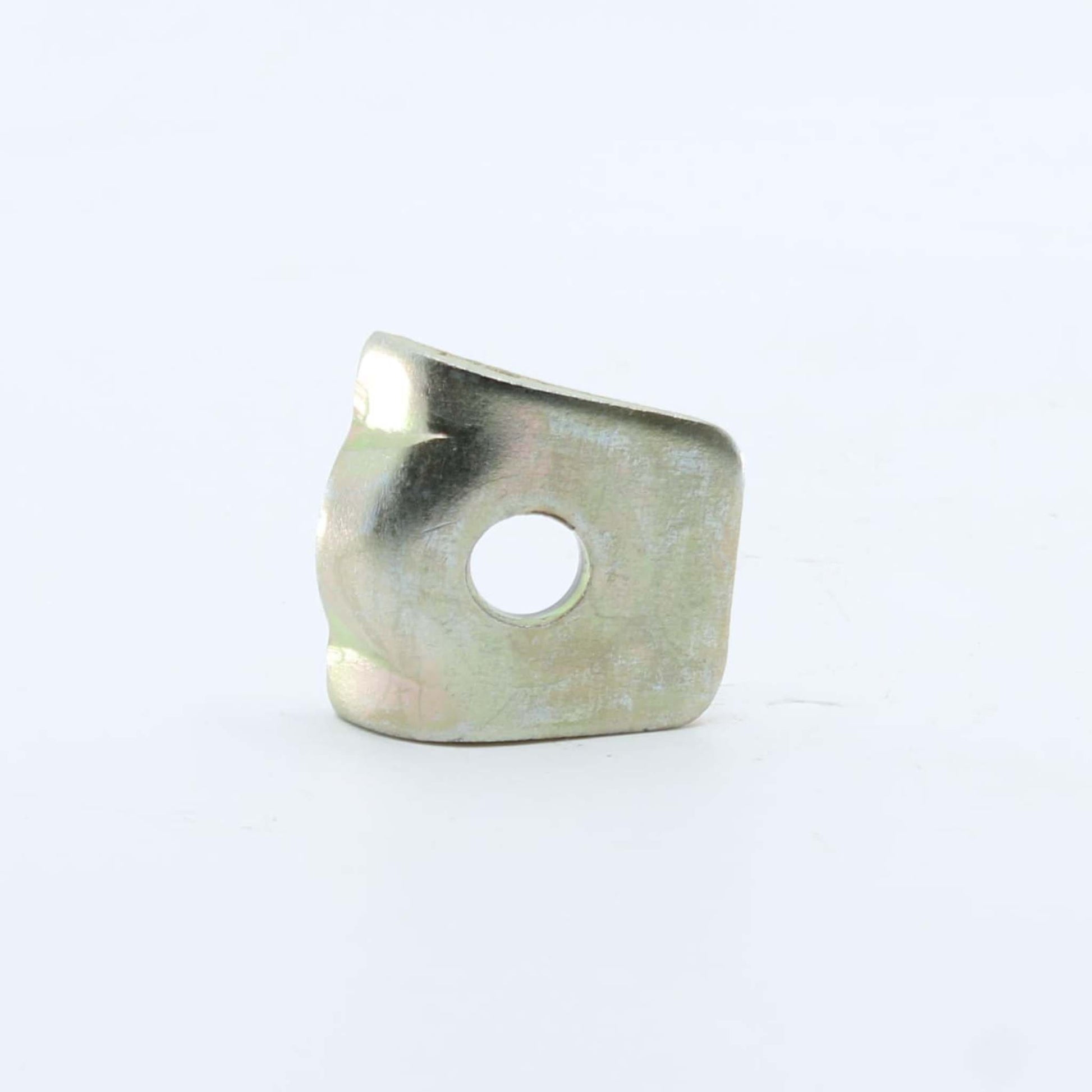 Chapa de fijación embutida o placa de sujeción metálica con perfil curvo para púa elástica de pick-up de rotoempacadora Krone serie KR.
