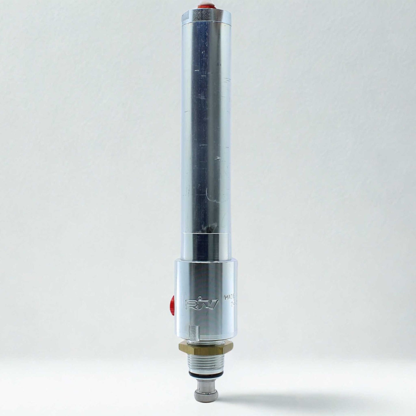 Cilindro hidráulico de doble efecto, marca RIV, para el accionamiento de tajaderas de de 4" (100mm), 5" (125mm) y 6" (150mm) de diámetro en cisternas o cubas de purín.