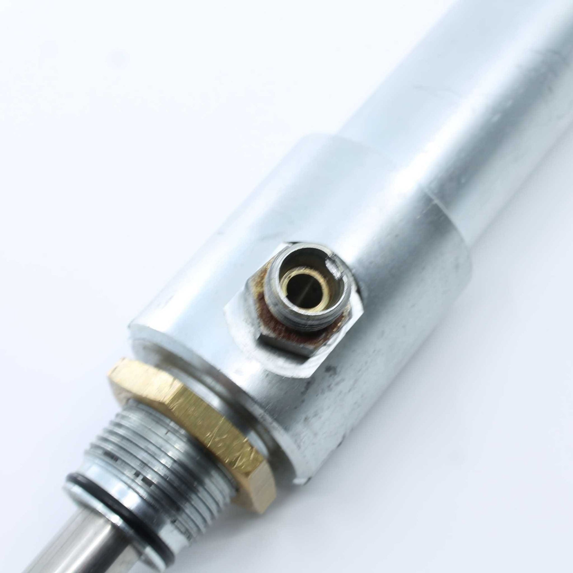 Cilindro hidráulico de simple efecto, marca RIV, para el accionamiento de tajaderas de 4" (100mm), 5" (125mm) y 6" (150mm) de diámetro en cisternas o cubas de purín.