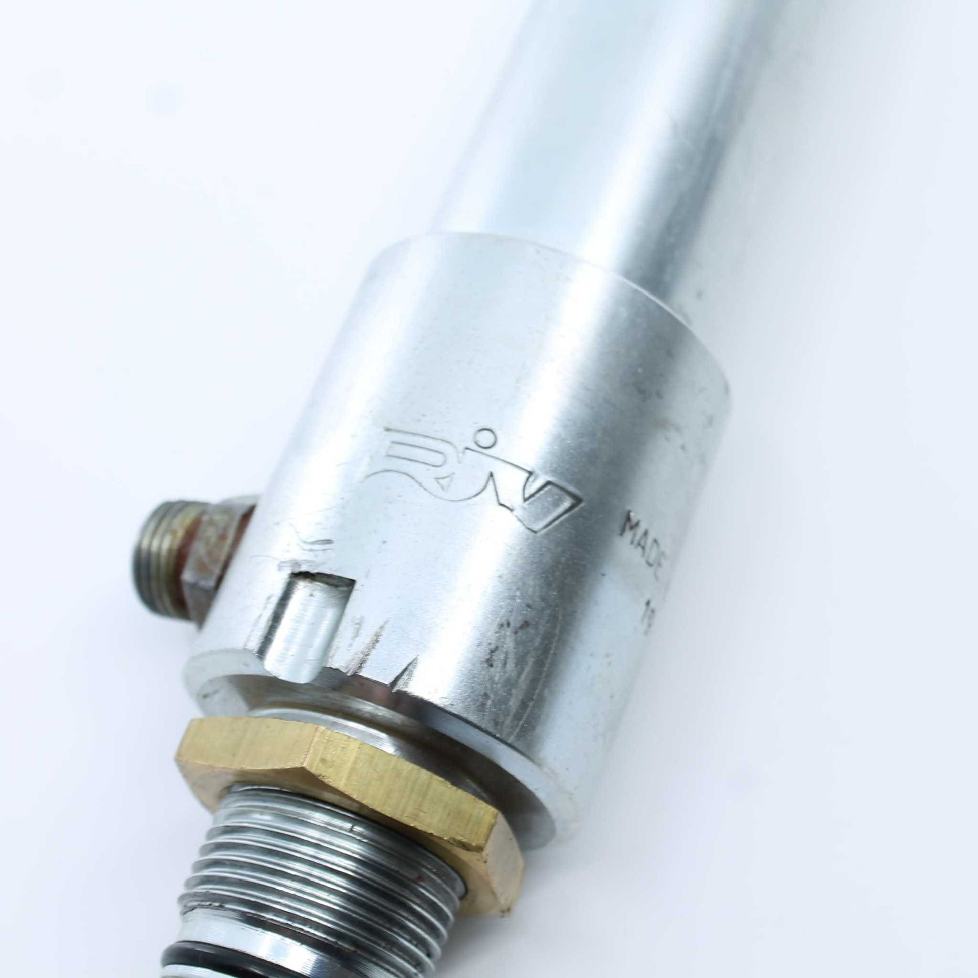 Cilindro hidráulico de simple efecto, marca RIV, para el accionamiento de tajaderas de 4" (100mm), 5" (125mm) y 6" (150mm) de diámetro en cisternas o cubas de purín.