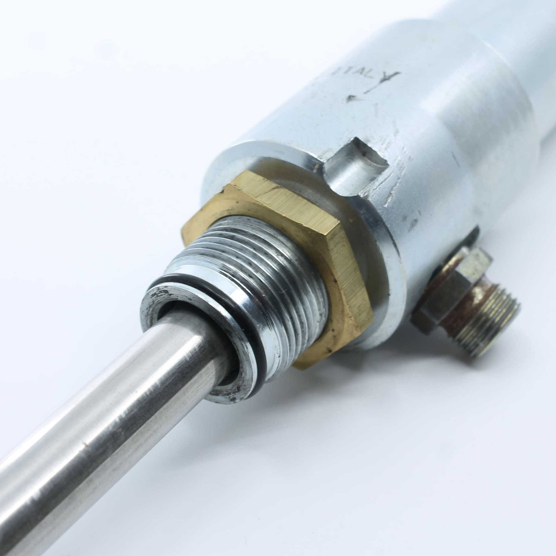 Cilindro hidráulico de simple efecto, marca RIV, para el accionamiento de tajaderas de 4" (100mm), 5" (125mm) y 6" (150mm) de diámetro en cisternas o cubas de purín.