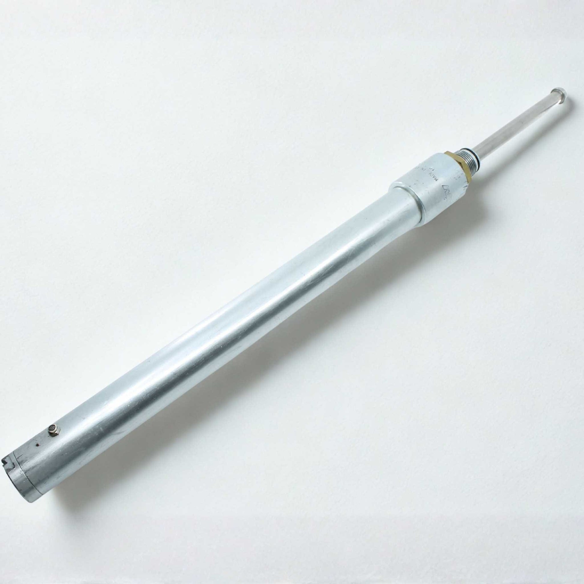 Cilindro hidráulico de simple efecto, marca RIV, para el accionamiento de tajaderas de 4" (100mm), 5" (125mm) y 6" (150mm) de diámetro en cisternas o cubas de purín.