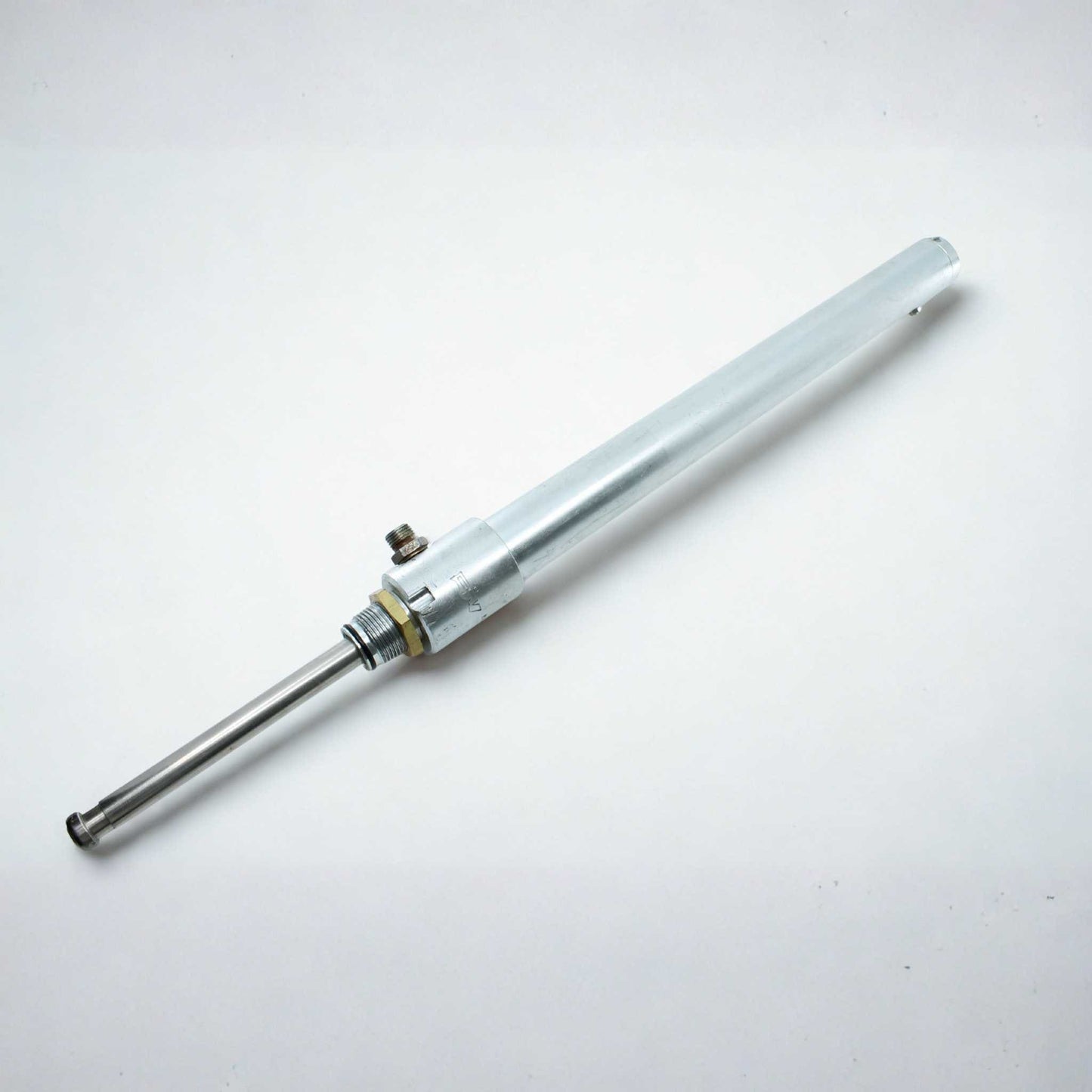 Cilindro hidráulico de simple efecto, marca RIV, para el accionamiento de tajaderas de 4" (100mm), 5" (125mm) y 6" (150mm) de diámetro en cisternas o cubas de purín.