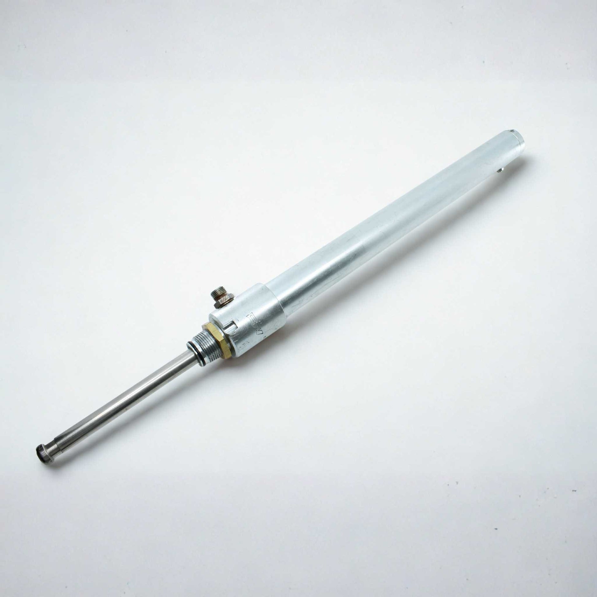 Cilindro hidráulico de simple efecto, marca RIV, para el accionamiento de tajaderas de 4" (100mm), 5" (125mm) y 6" (150mm) de diámetro en cisternas o cubas de purín.