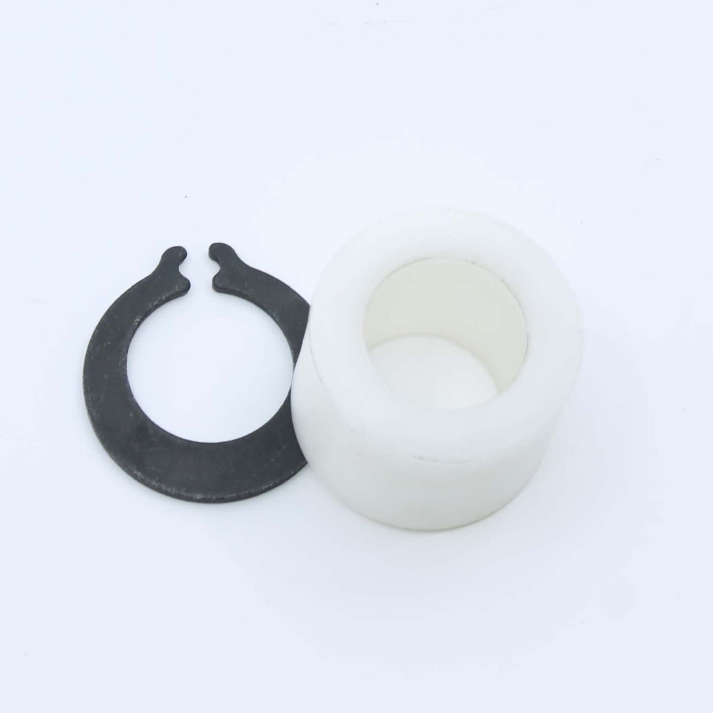 Circlip exterior, anillo de arresto elástico o arandela Seeger de seguridad en acero negro para fijación axial en ejes de diámetro 20 mm de remolque autocargador.
