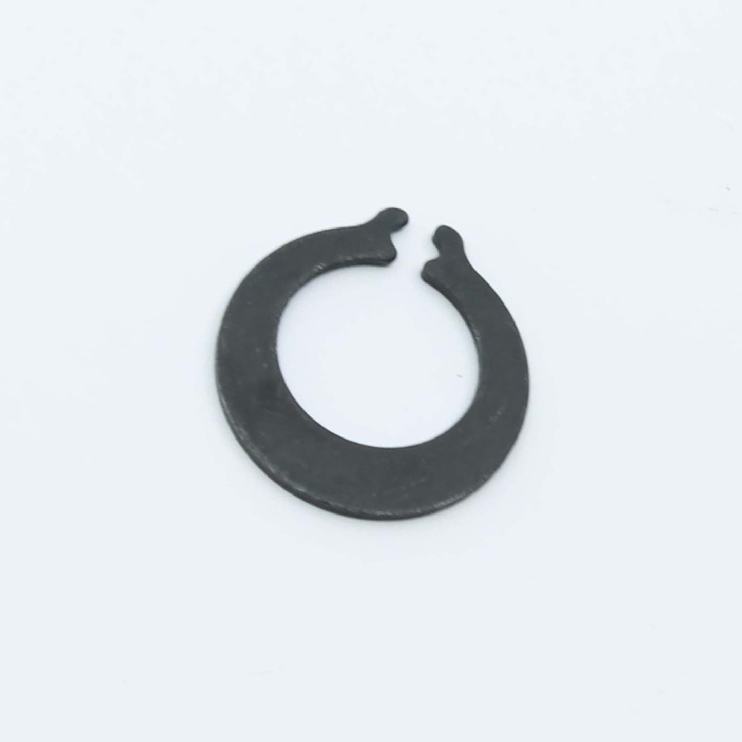 Circlip exterior, anillo de arresto elástico o arandela Seeger de seguridad en acero negro para fijación axial en ejes de diámetro 20 mm de remolque autocargador.
