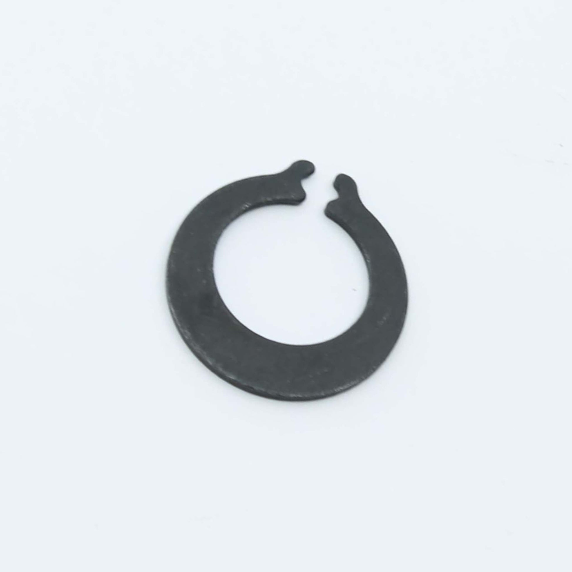 Circlip exterior, anillo de arresto elástico o arandela Seeger de seguridad en acero negro para fijación axial en ejes de diámetro 20 mm de remolque autocargador.
