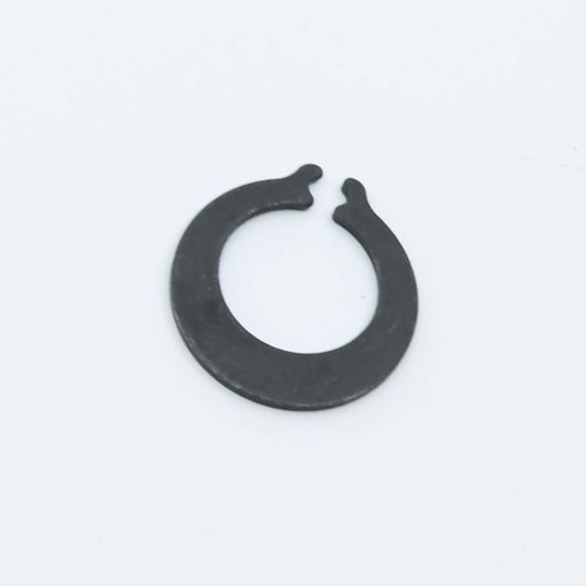 Circlip exterior, anillo de arresto elástico o arandela Seeger de seguridad en acero negro para fijación axial en ejes de diámetro 20 mm de remolque autocargador.
