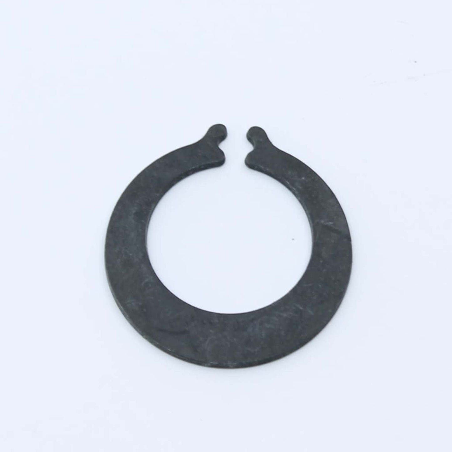 Circlip exterior, anillo de arresto elástico o arandela Seeger de seguridad en acero negro para fijación axial en ejes de diámetro 25 mm de remolque autocargador.