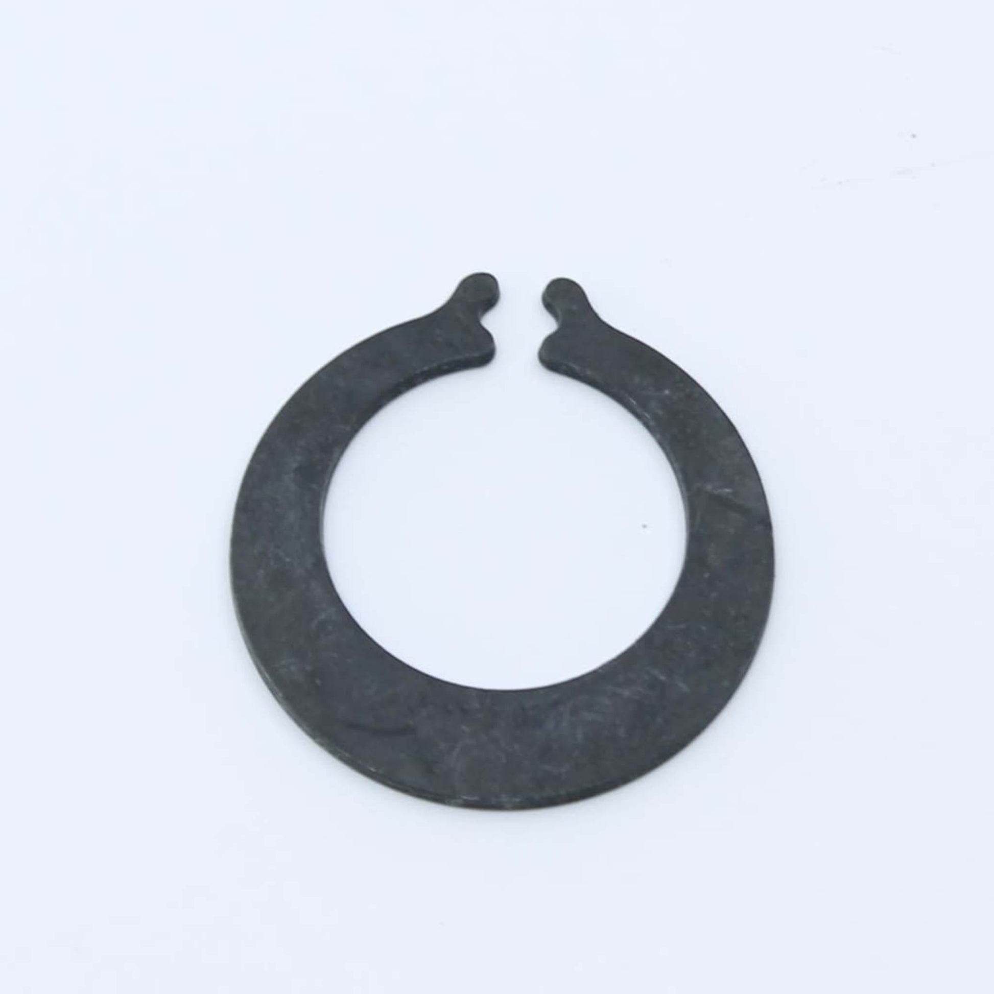 Circlip exterior, anillo de arresto elástico o arandela Seeger de seguridad en acero negro para fijación axial en ejes de diámetro 25 mm de remolque autocargador.