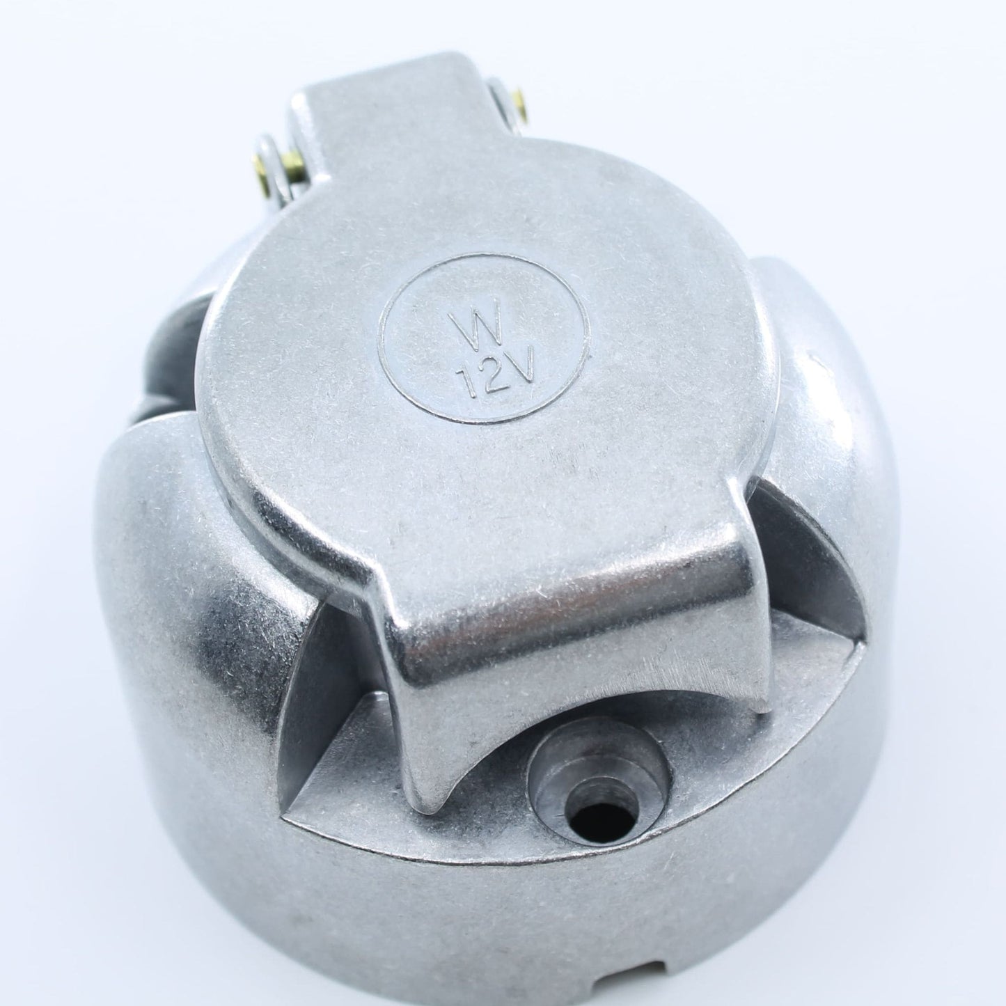Conector eléctrico hembra (base) de 7 pines, fabricado con carcasa metálica para mayor durabilidad, ideal para remolques y maquinaria agrícola.