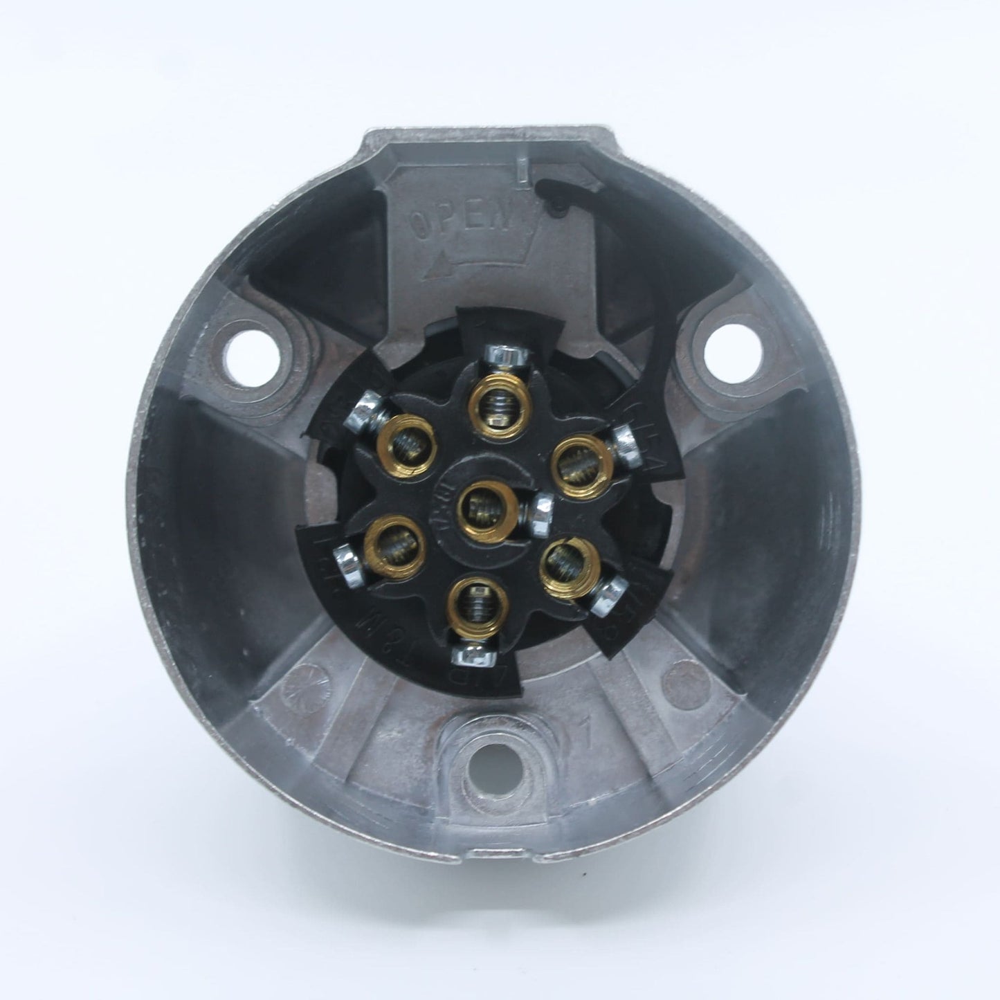 Conector eléctrico hembra (base) de 7 pines, fabricado con carcasa metálica para mayor durabilidad, ideal para remolques y maquinaria agrícola.