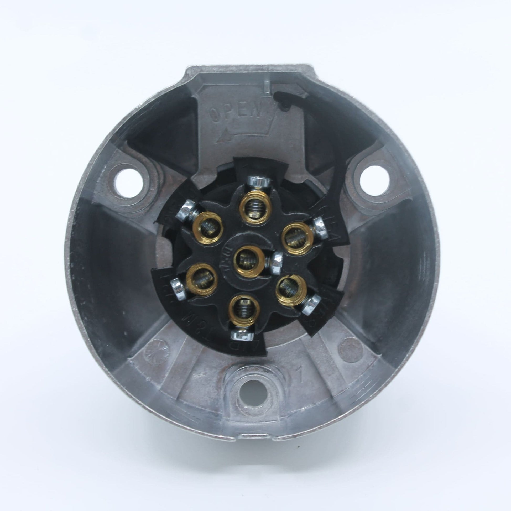 Conector eléctrico hembra (base) de 7 pines, fabricado con carcasa metálica para mayor durabilidad, ideal para remolques y maquinaria agrícola.