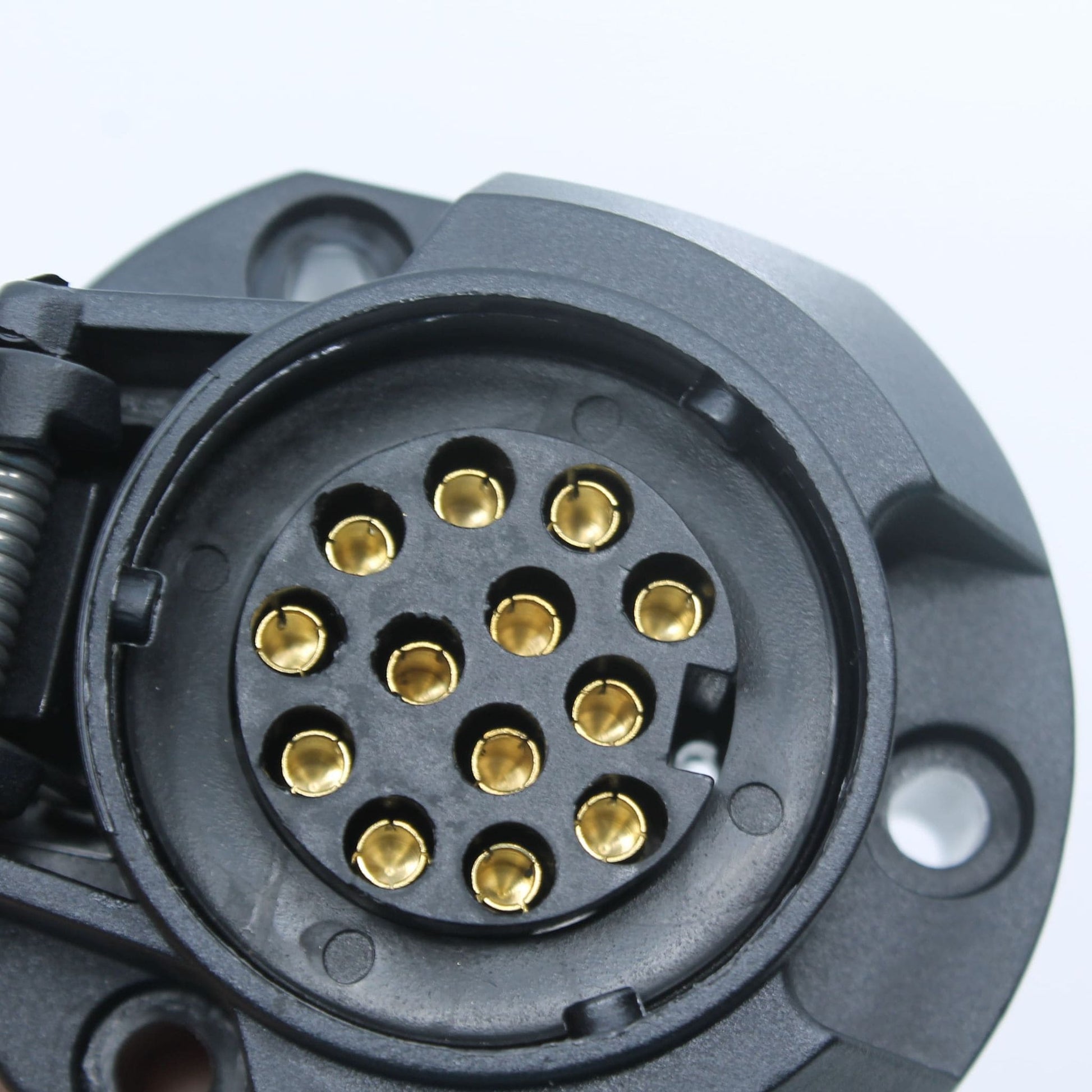 Conector eléctrico hembra (base) de 13 pines, fabricado en plástico, para la conexión de remolques, caravanas y maquinaria agrícola.