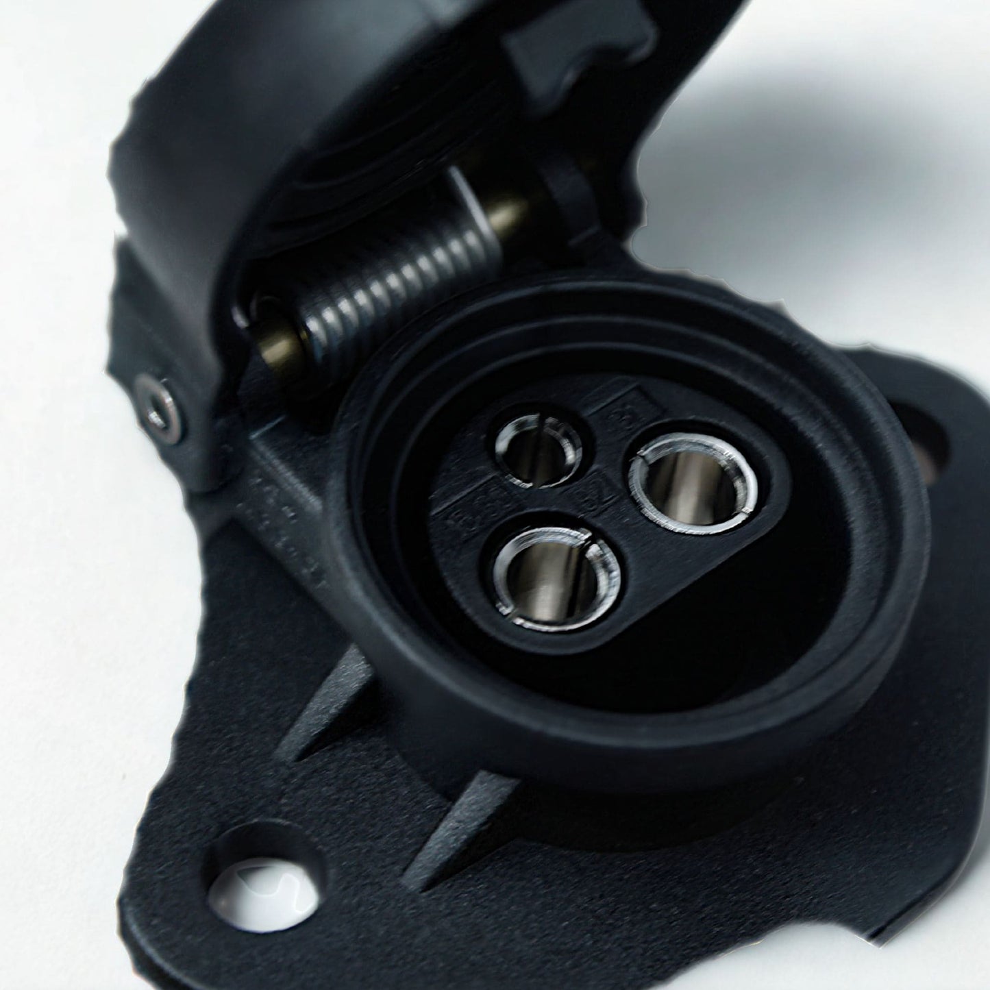 Conector eléctrico hembra (base) de 3 pines, fabricado en plástico, para la conexión de remolques y maquinaria agrícola.