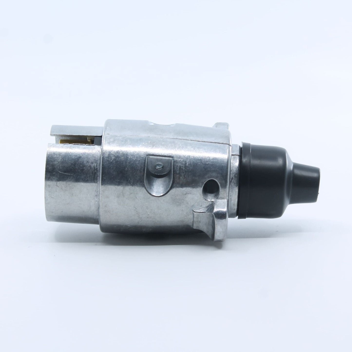 Conector eléctrico macho (enchufe) de 7 pines, fabricado con carcasa metálica para mayor resistencia, compatible con remolques y maquinaria agrícola.