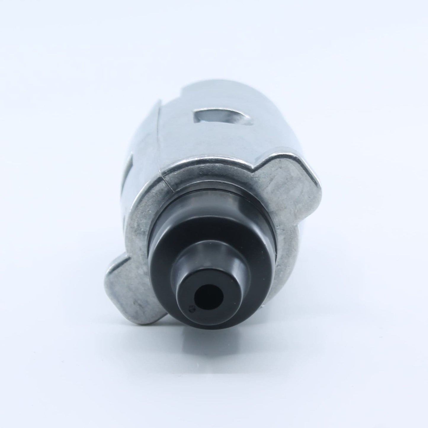 Conector eléctrico macho (enchufe) de 7 pines, fabricado con carcasa metálica para mayor resistencia, compatible con remolques y maquinaria agrícola.