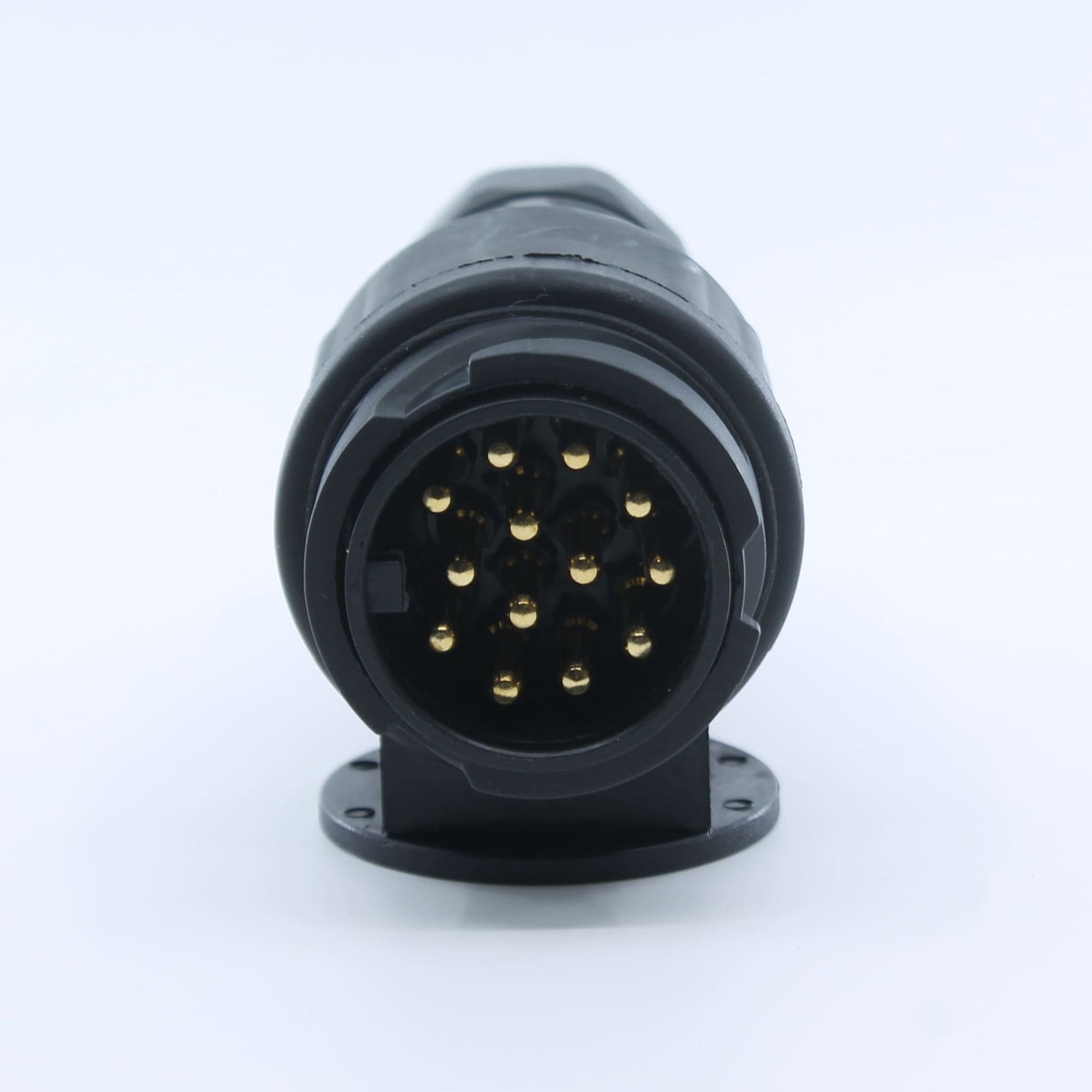 Conector eléctrico macho (enchufe) de 13 pines, fabricado en plástico, ideal para la conexión de remolques, caravanas y maquinaria agrícola.