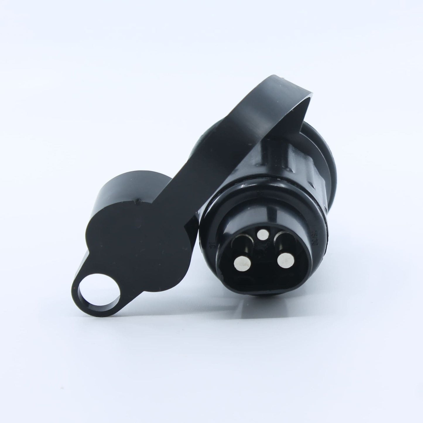 Conector eléctrico macho de 3 pines, fabricado en plástico, para la conexión de remolques y maquinaria agrícola.