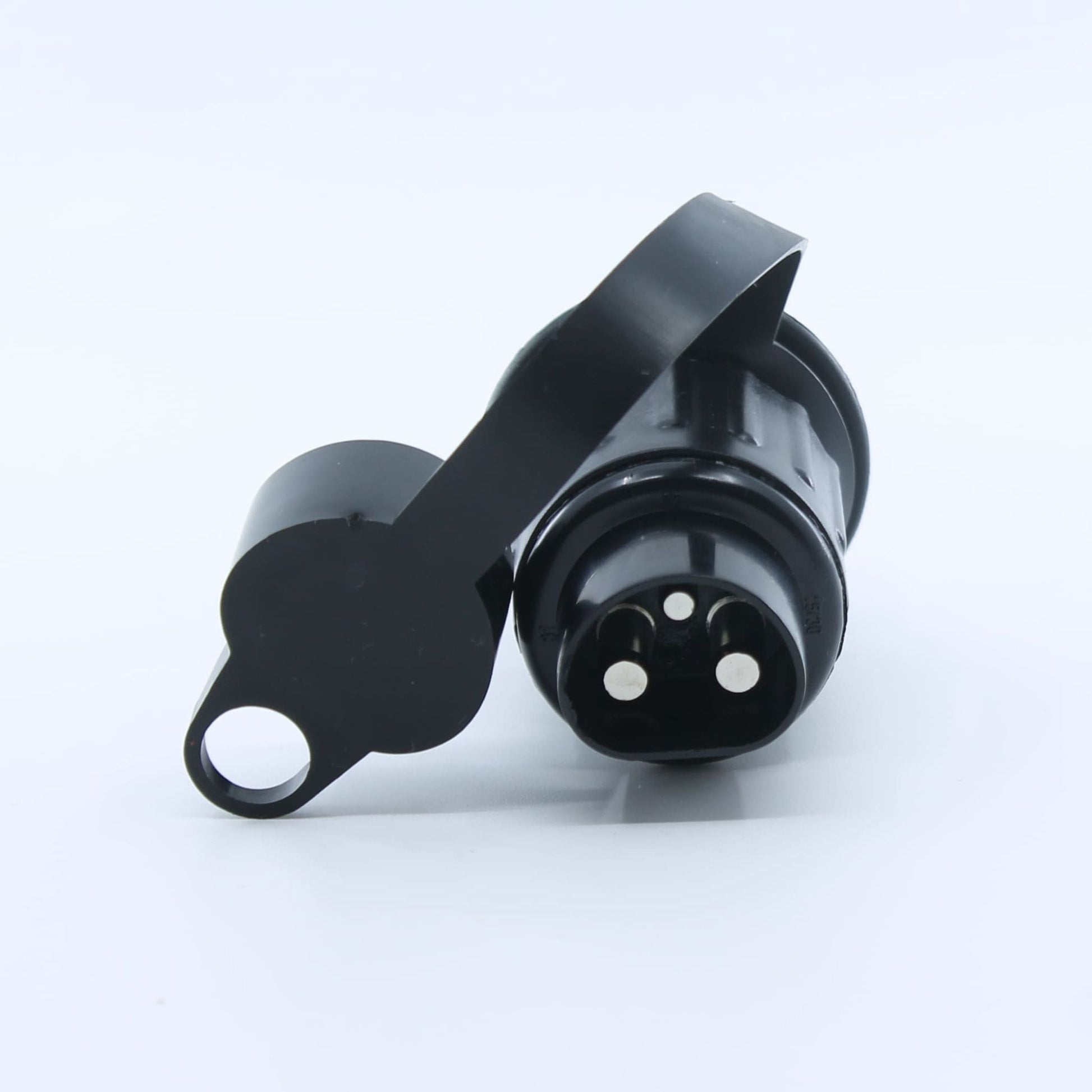 Conector eléctrico macho de 3 pines, fabricado en plástico, para la conexión de remolques y maquinaria agrícola.
