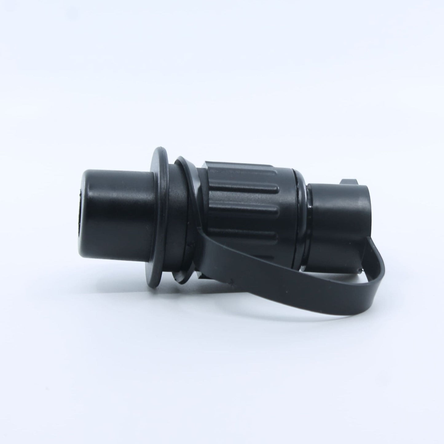 Conector eléctrico macho de 3 pines, fabricado en plástico, para la conexión de remolques y maquinaria agrícola.