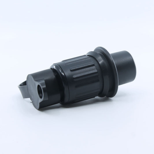 Conector eléctrico macho de 3 pines, fabricado en plástico, para la conexión de remolques y maquinaria agrícola.