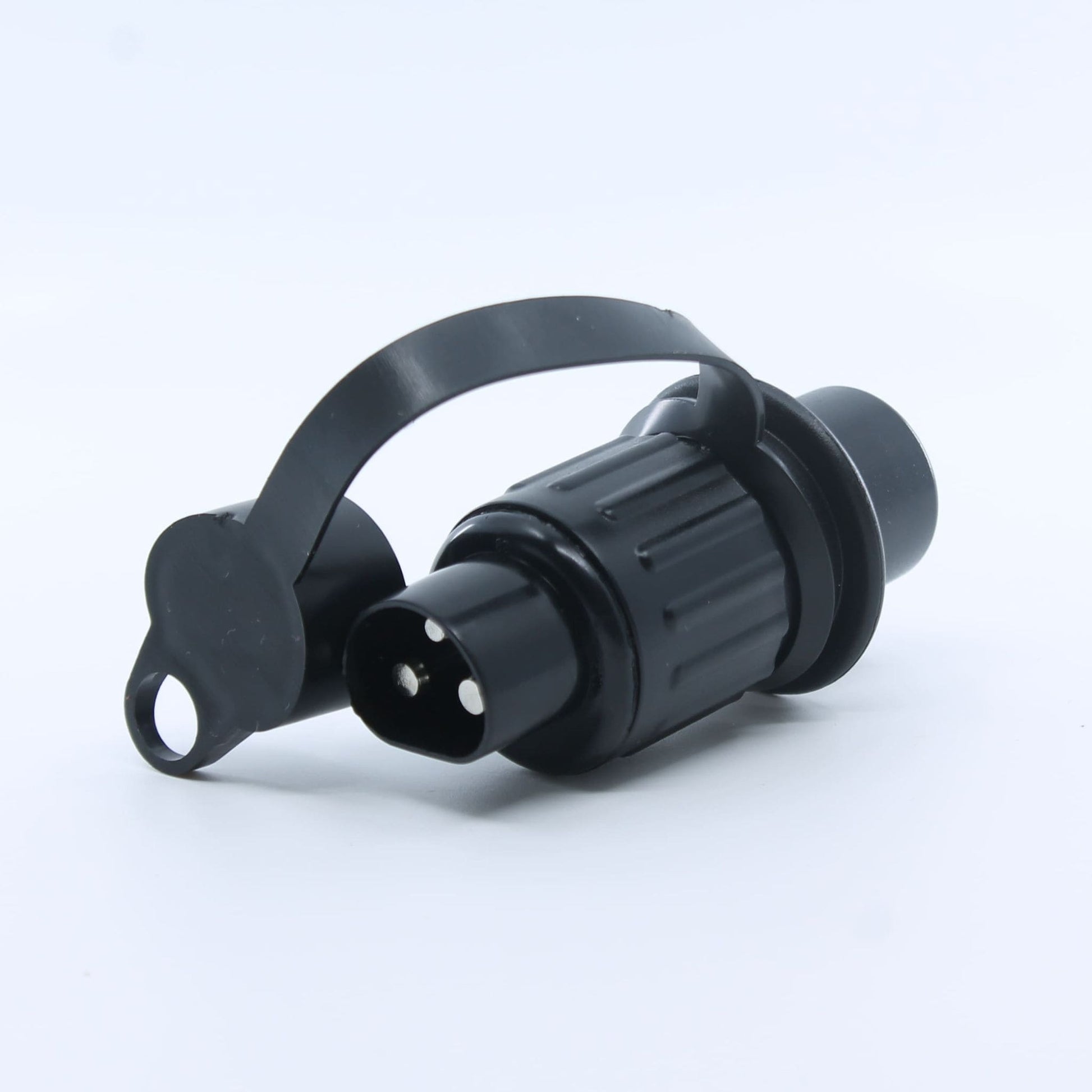 Conector eléctrico macho de 3 pines, fabricado en plástico, para la conexión de remolques y maquinaria agrícola.
