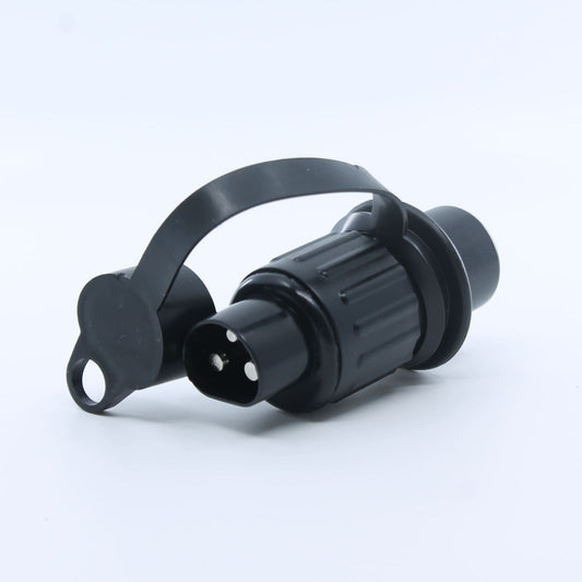 Conector eléctrico macho de 3 pines, fabricado en plástico, para la conexión de remolques y maquinaria agrícola.