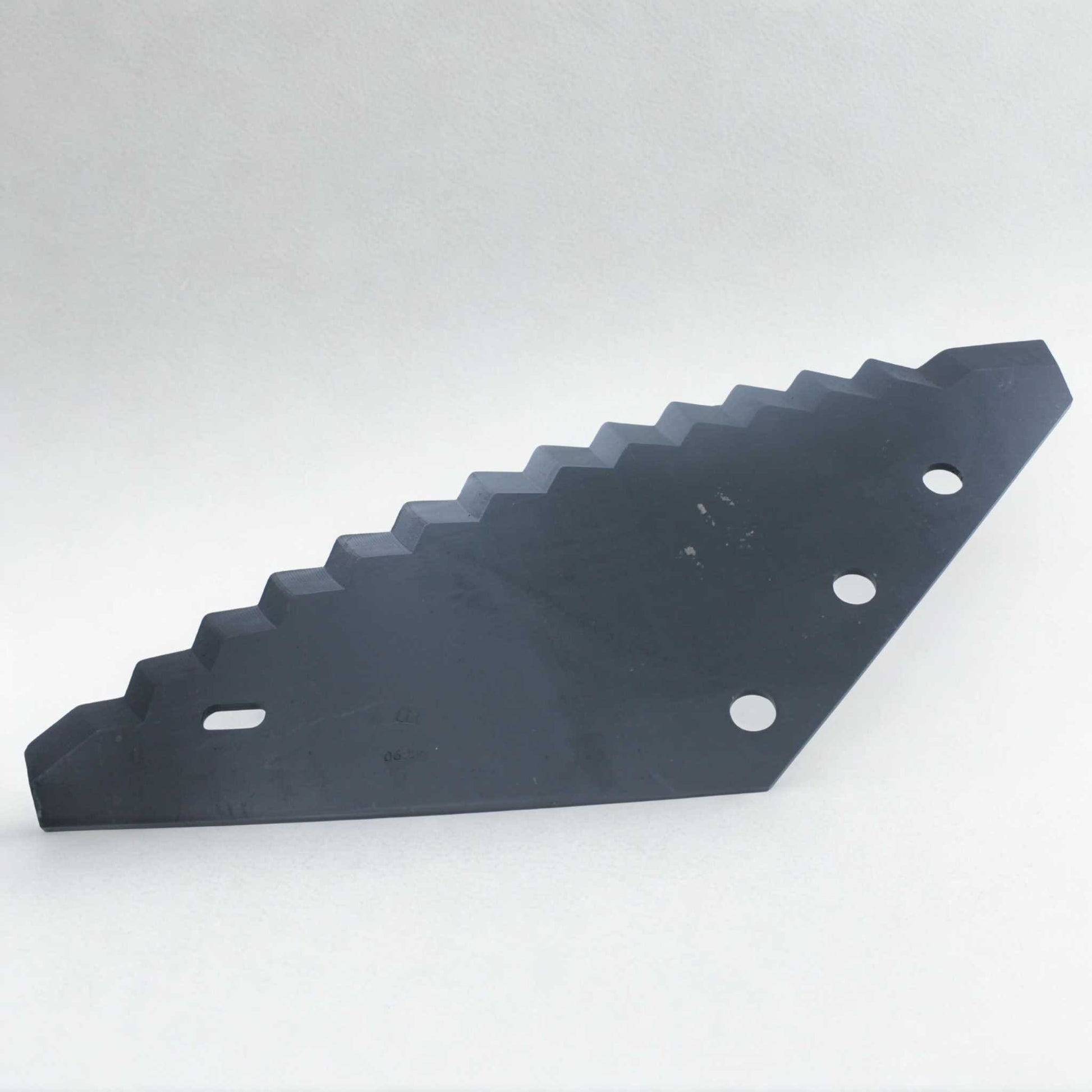 Cuchilla de repuesto universal para carro mezclador Compar, también compatible con Frasto, Logifeed &amp; R.M.H., Luclar, Mutti, Storti, BvL, Walker, Peecon y Schuitemaker. Grosor 6 mm, distancia entre agujeros 80 mm y longitud 525 mm. Ideal para el corte y mezclado de forraje.