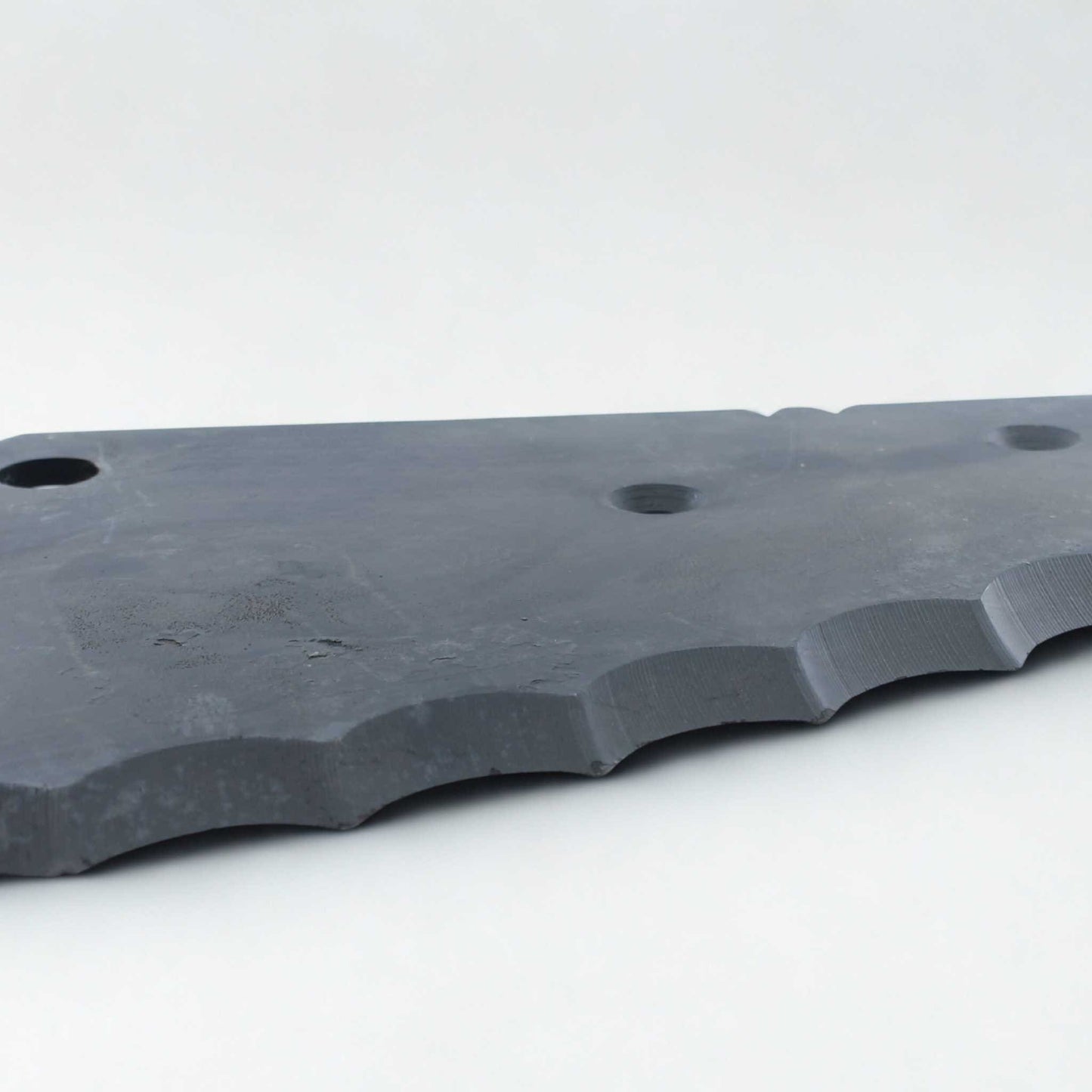 Cuchilla de repuesto para carros mezcladores AGM (adaptable), fabricada en acero de 6 mm de grosor, con 90 mm de distancia entre agujeros y una longitud total de 626 mm. Ideal para el corte y mezclado de forraje.