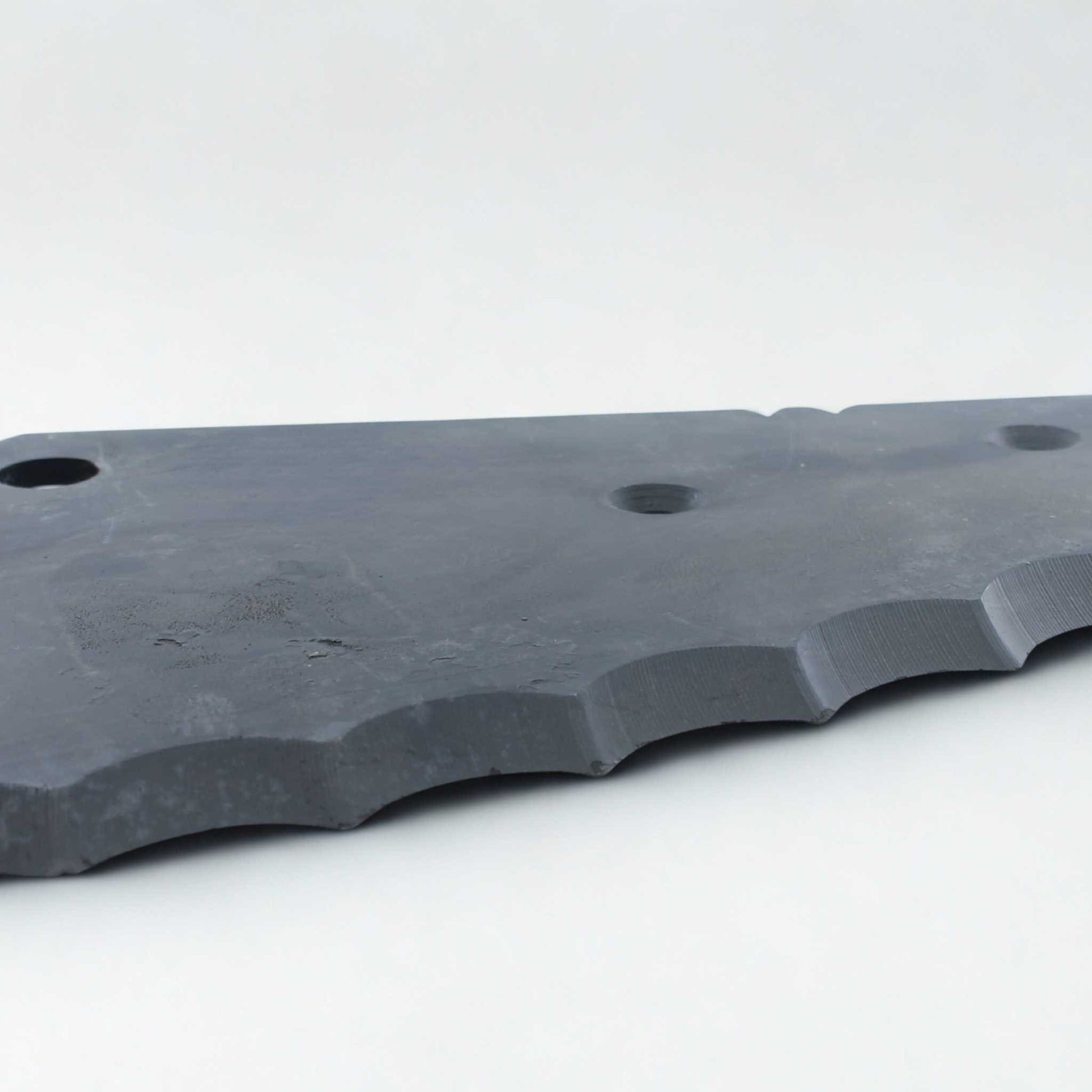 Cuchilla de repuesto para carros mezcladores AGM (adaptable), fabricada en acero de 6 mm de grosor, con 90 mm de distancia entre agujeros y una longitud total de 626 mm. Ideal para el corte y mezclado de forraje.