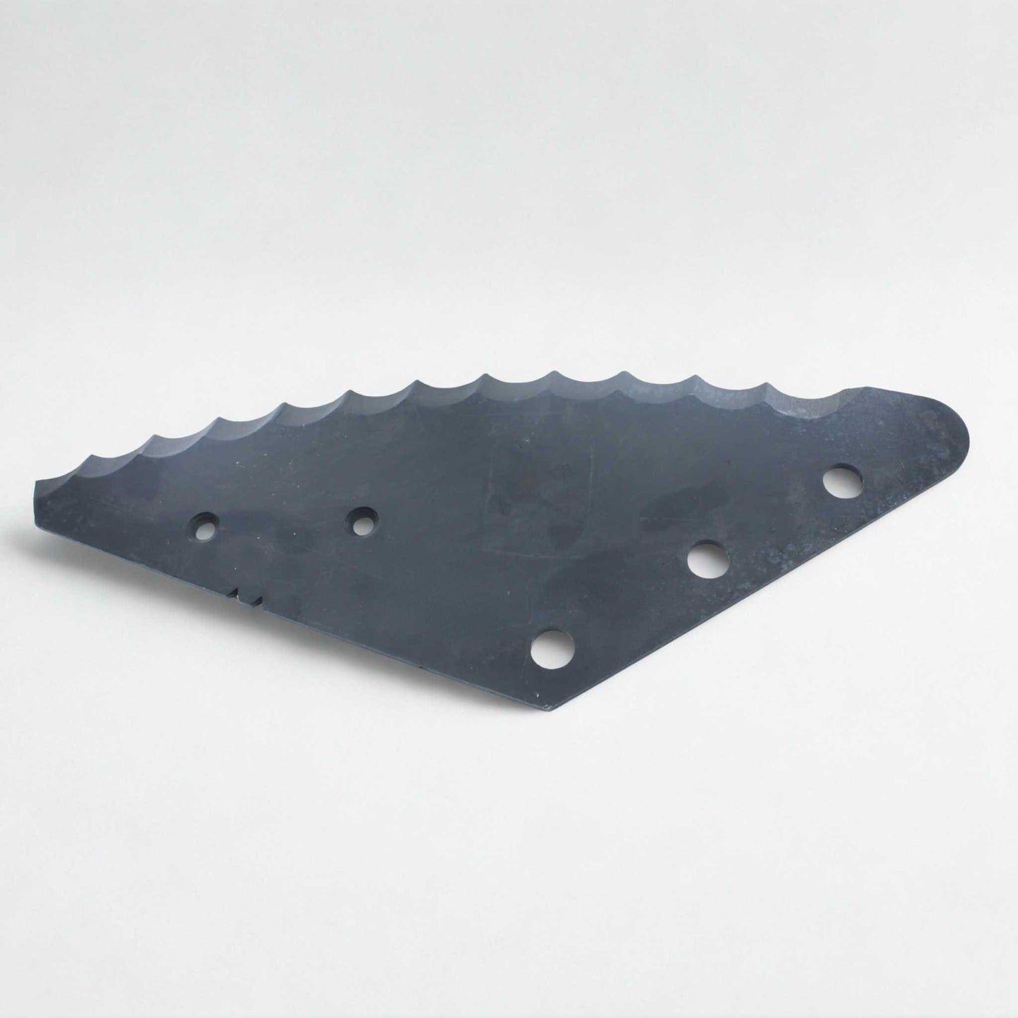 Cuchilla de repuesto para carros mezcladores AGM (adaptable), fabricada en acero de 6 mm de grosor, con 90 mm de distancia entre agujeros y una longitud total de 626 mm. Ideal para el corte y mezclado de forraje.