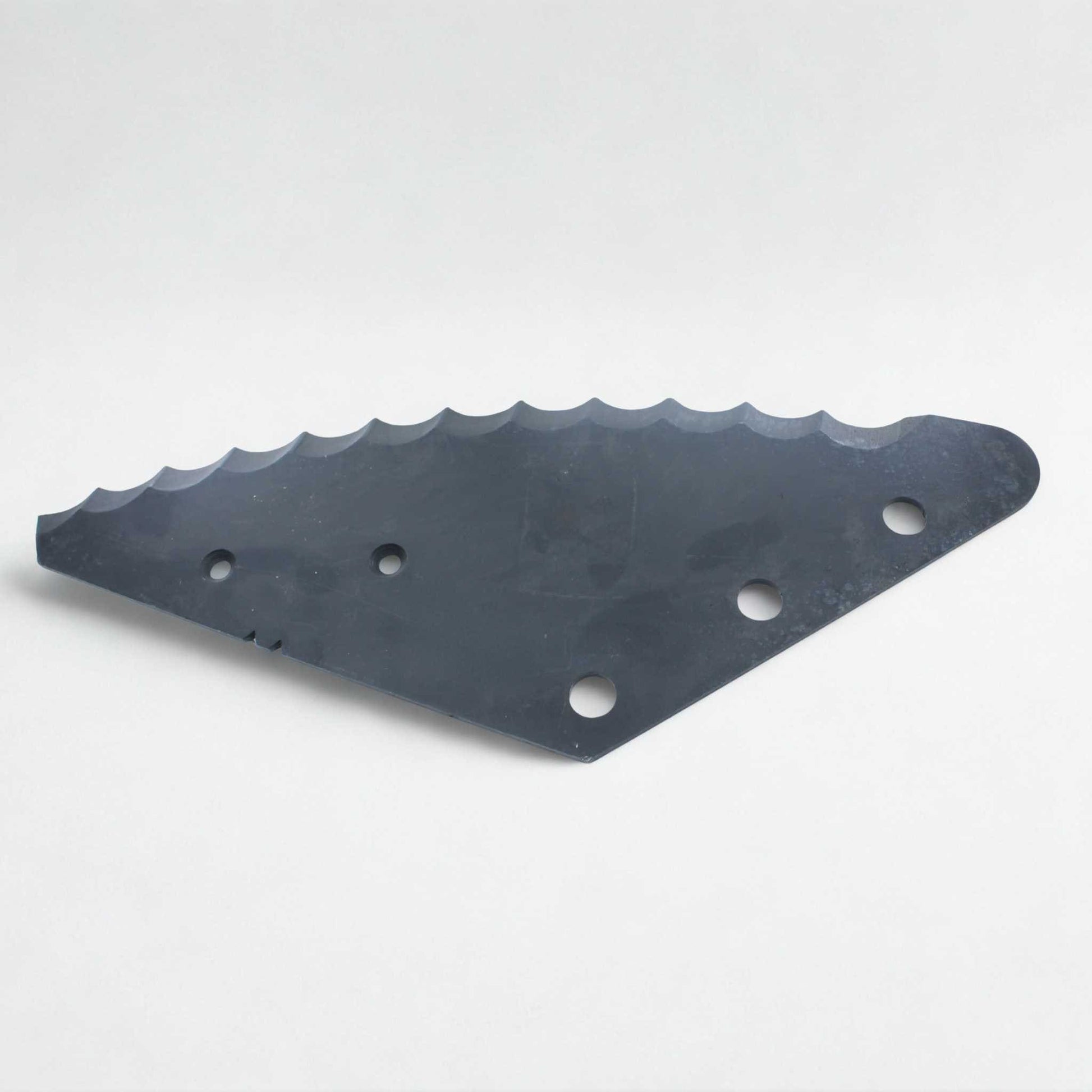 Cuchilla de repuesto para carros mezcladores AGM (adaptable), fabricada en acero de 6 mm de grosor, con 90 mm de distancia entre agujeros y una longitud total de 626 mm. Ideal para el corte y mezclado de forraje.