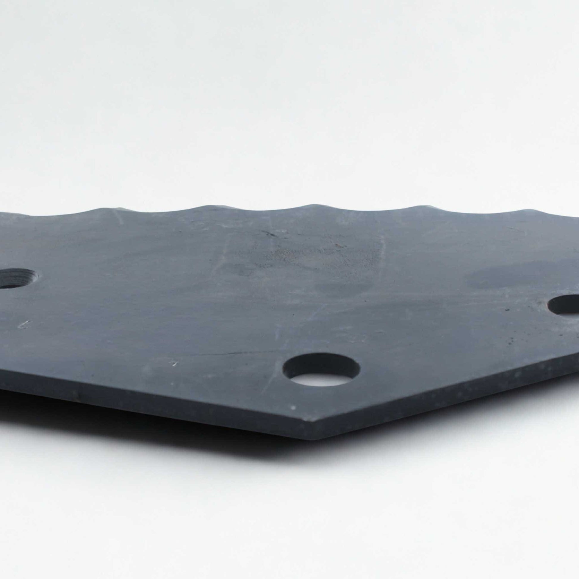 Cuchilla de repuesto para carros mezcladores AGM (adaptable), fabricada en acero de 6 mm de grosor, con 90 mm de distancia entre agujeros y una longitud total de 626 mm. Ideal para el corte y mezclado de forraje.